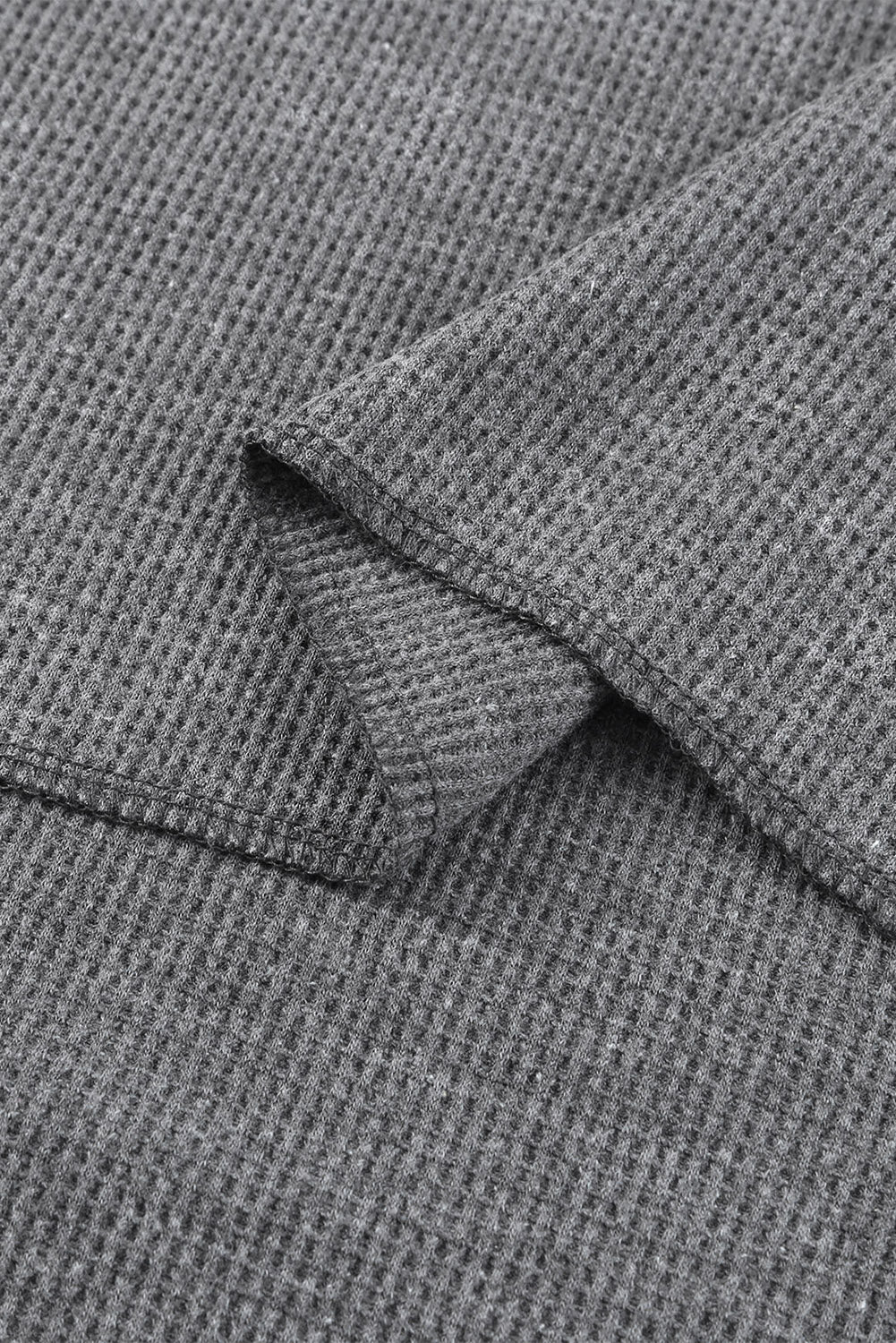 Siva vafelj pletena majica s pol rokavi in ​​V izrezom