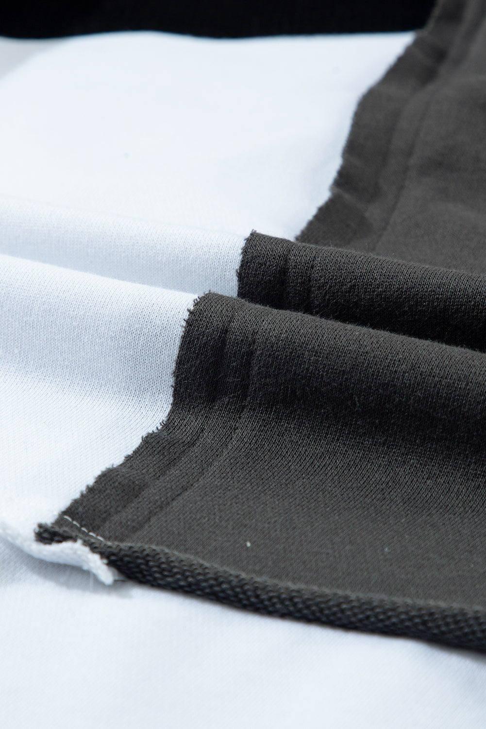 Pulover s kapuco z izpostavljenimi šivi in ​​gumbi v črni barvi