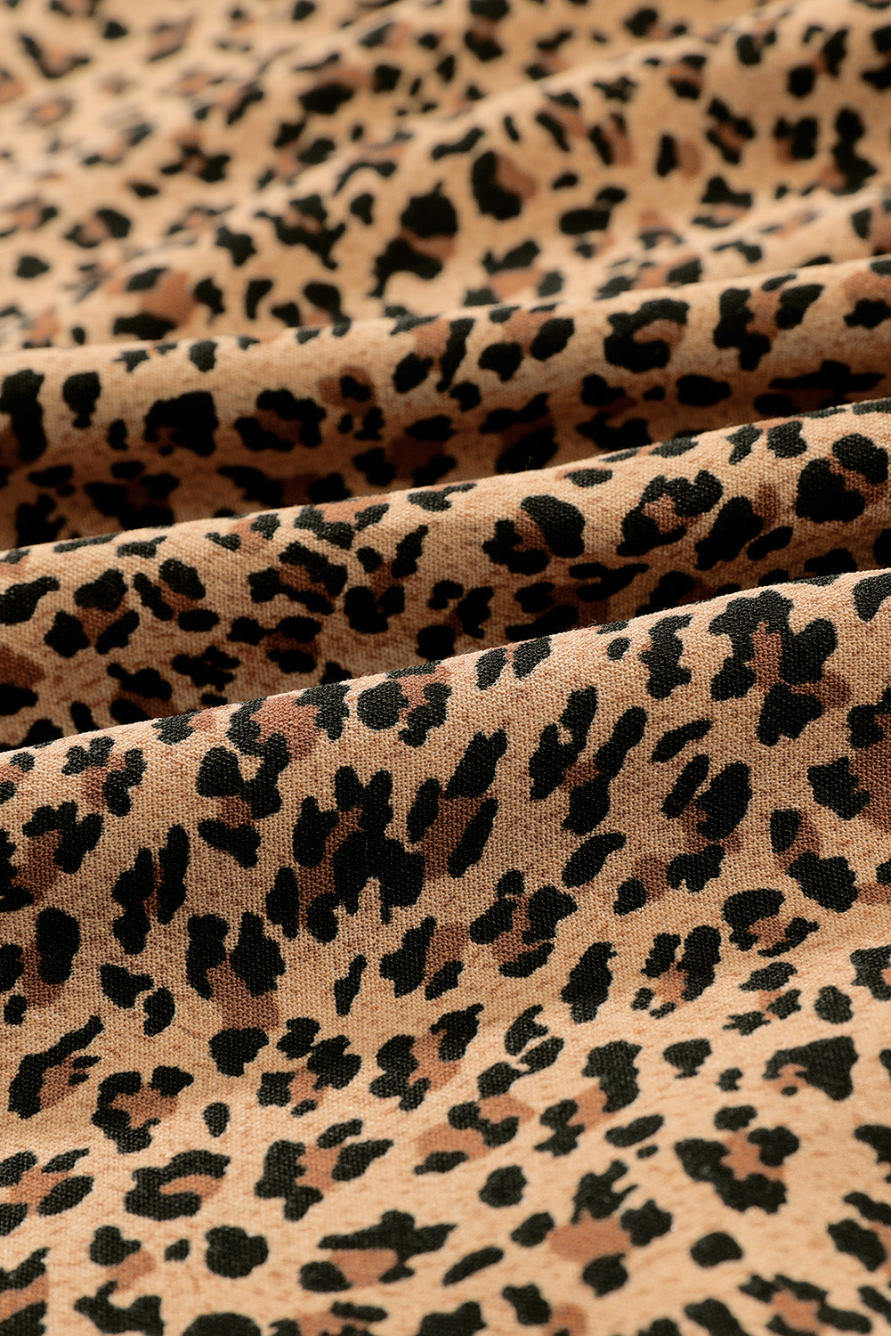 Okrasna ramena z leopardjimi volančki in velika majica Babydoll