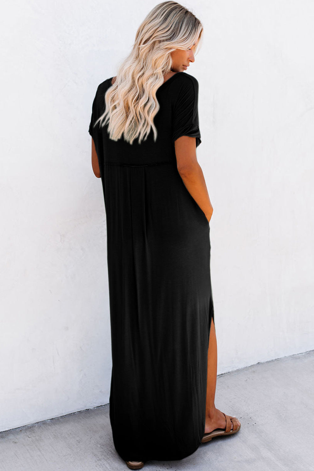 Schwarzes Maxi-T-Shirt-Kleid mit V-Ausschnitt und versteckten Taschenschlitzen