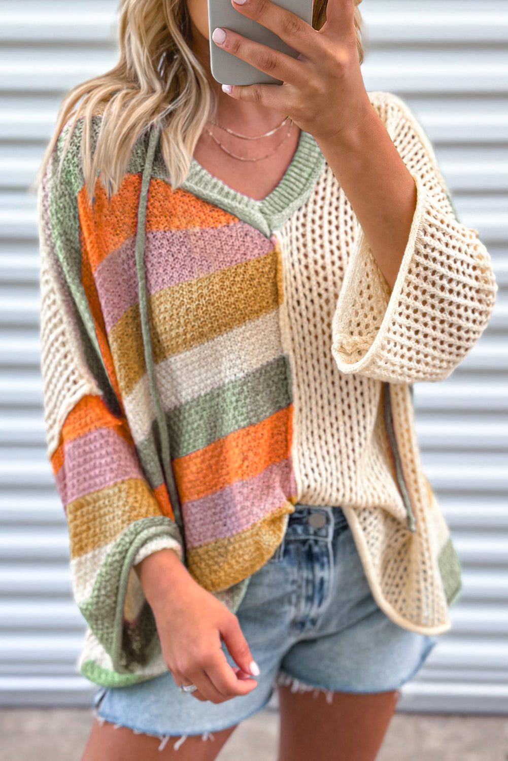 Bež prevelik pulover s kapuco z v-izrezom in barvnimi bloki