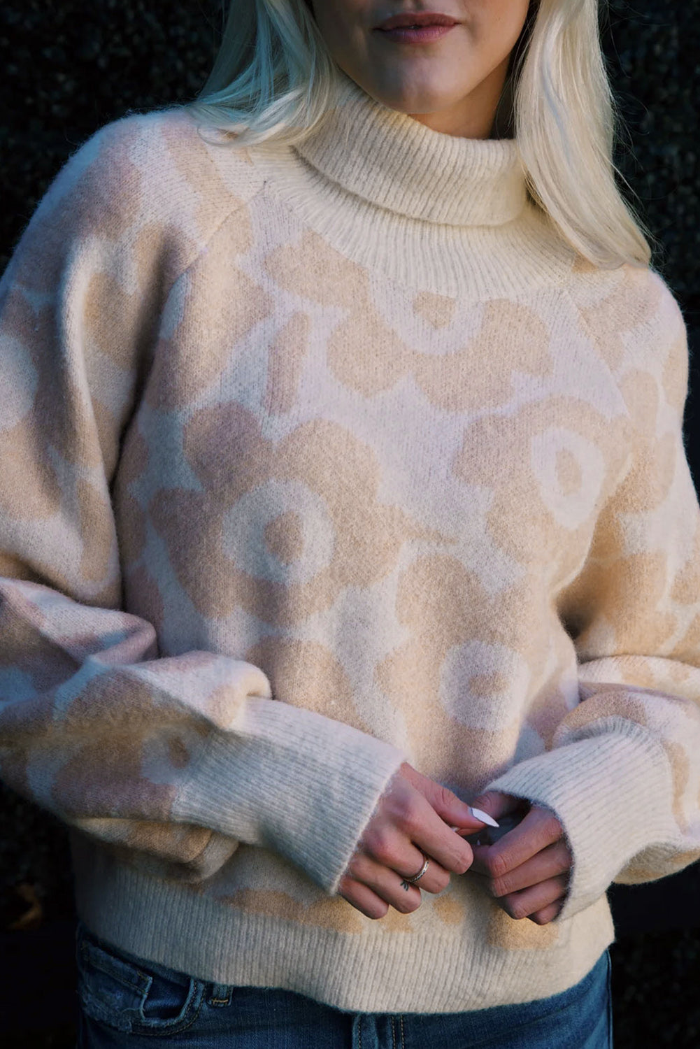 Večbarvni pulover z visokim ovratnikom s potiskom rož