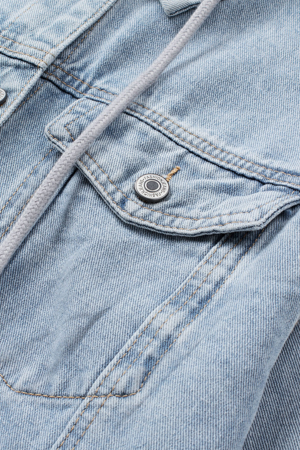 Veste en jean à capuche déchirée et fermeture boutonnée bleu ciel