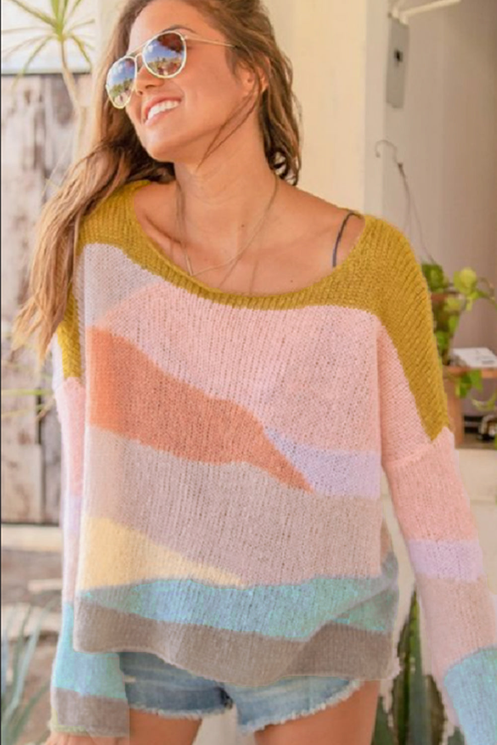 Večbarvni kontrastni pulover s spuščenimi rameni
