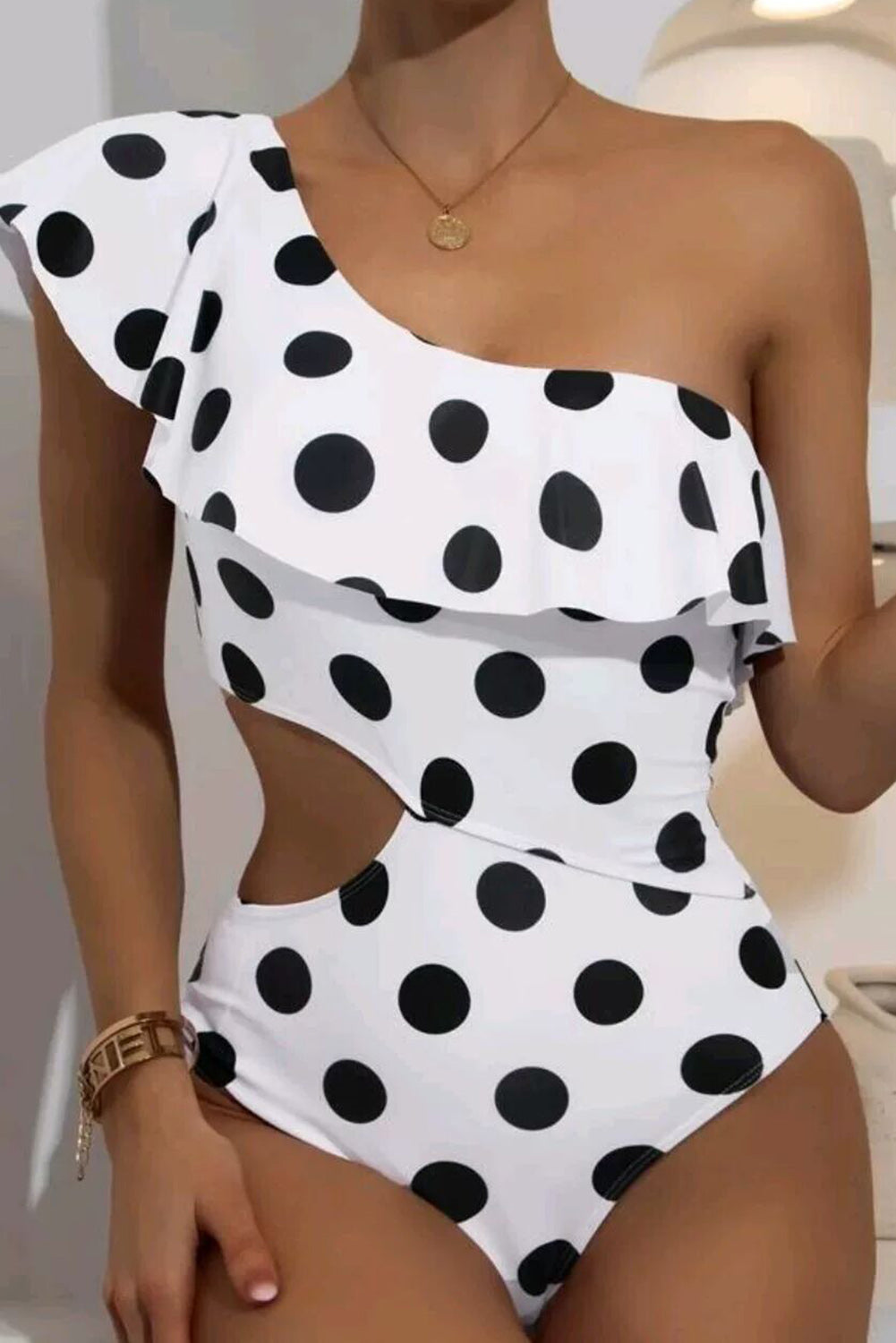 Jednodijelni jednodijelni kupaći kostim s bijelim točkicama i naborima na jedno rame
