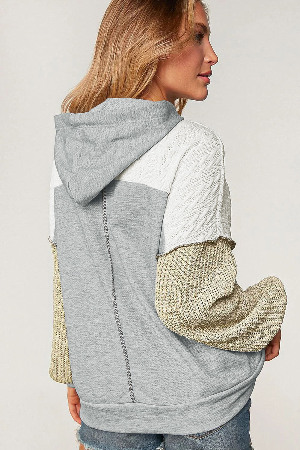 Rjav pulover s kapuco v barvnem bloku