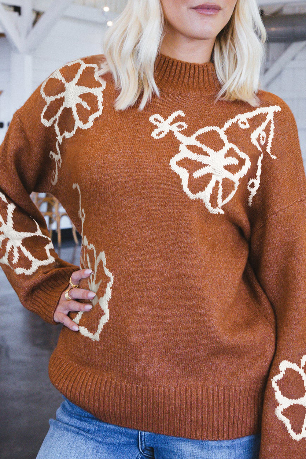 Pleten pulover s kostanjevim cvetličnim potiskom in rebrastim robom