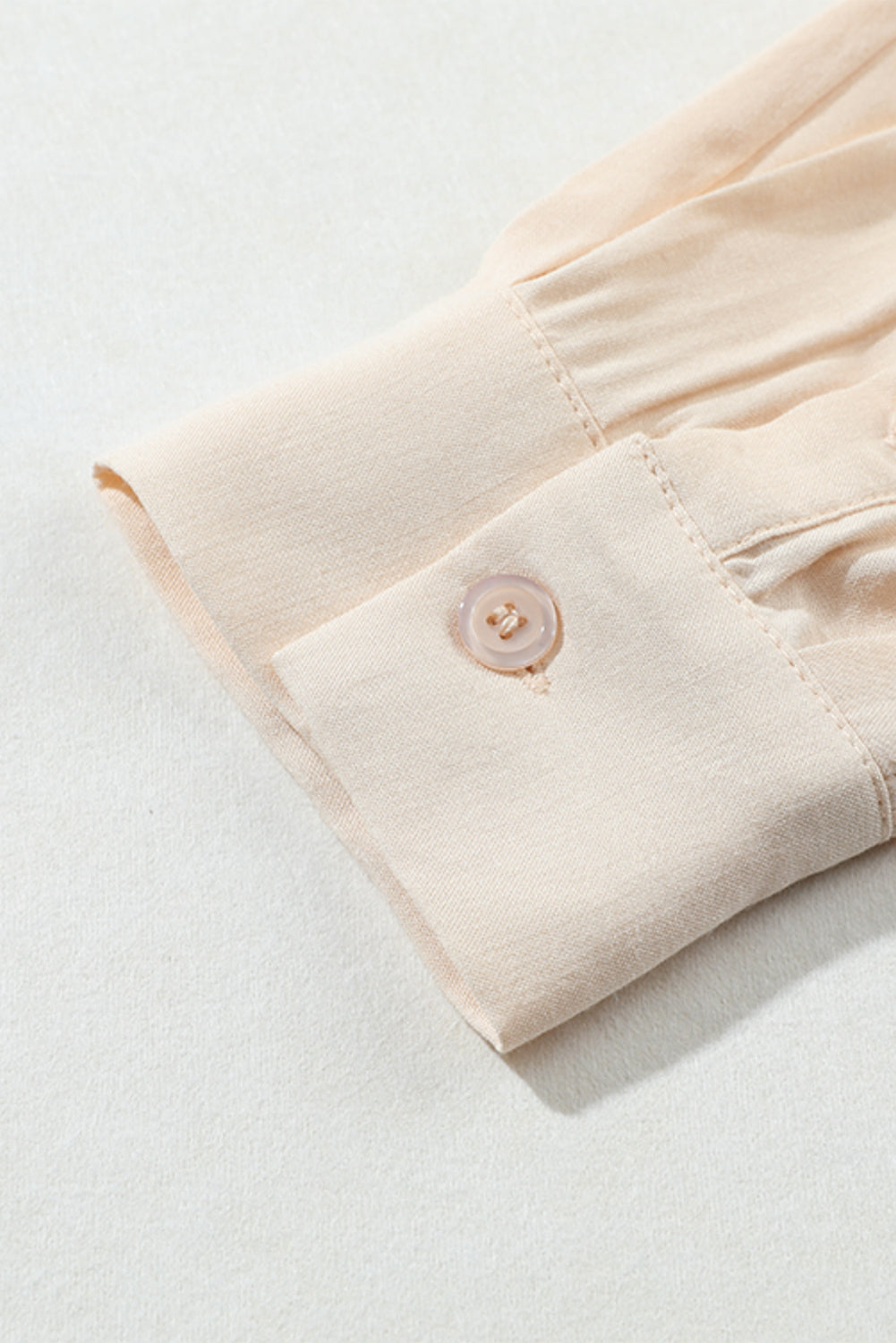Jednobojna široka košulja s dugmićima na prsima boje marelice