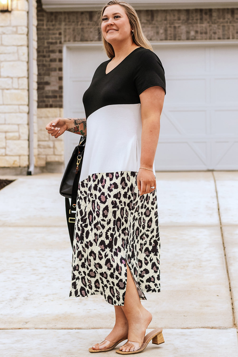 Schwarzes, langes Kleid mit Leopardenmuster und V-Ausschnitt in Blockfarben in Übergröße