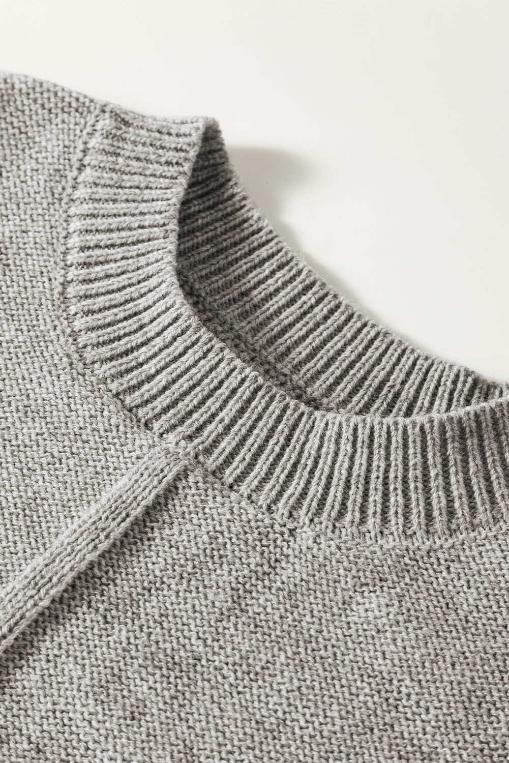 Siv pulover s kratkimi rokavi in ​​okroglim izrezom na sredini