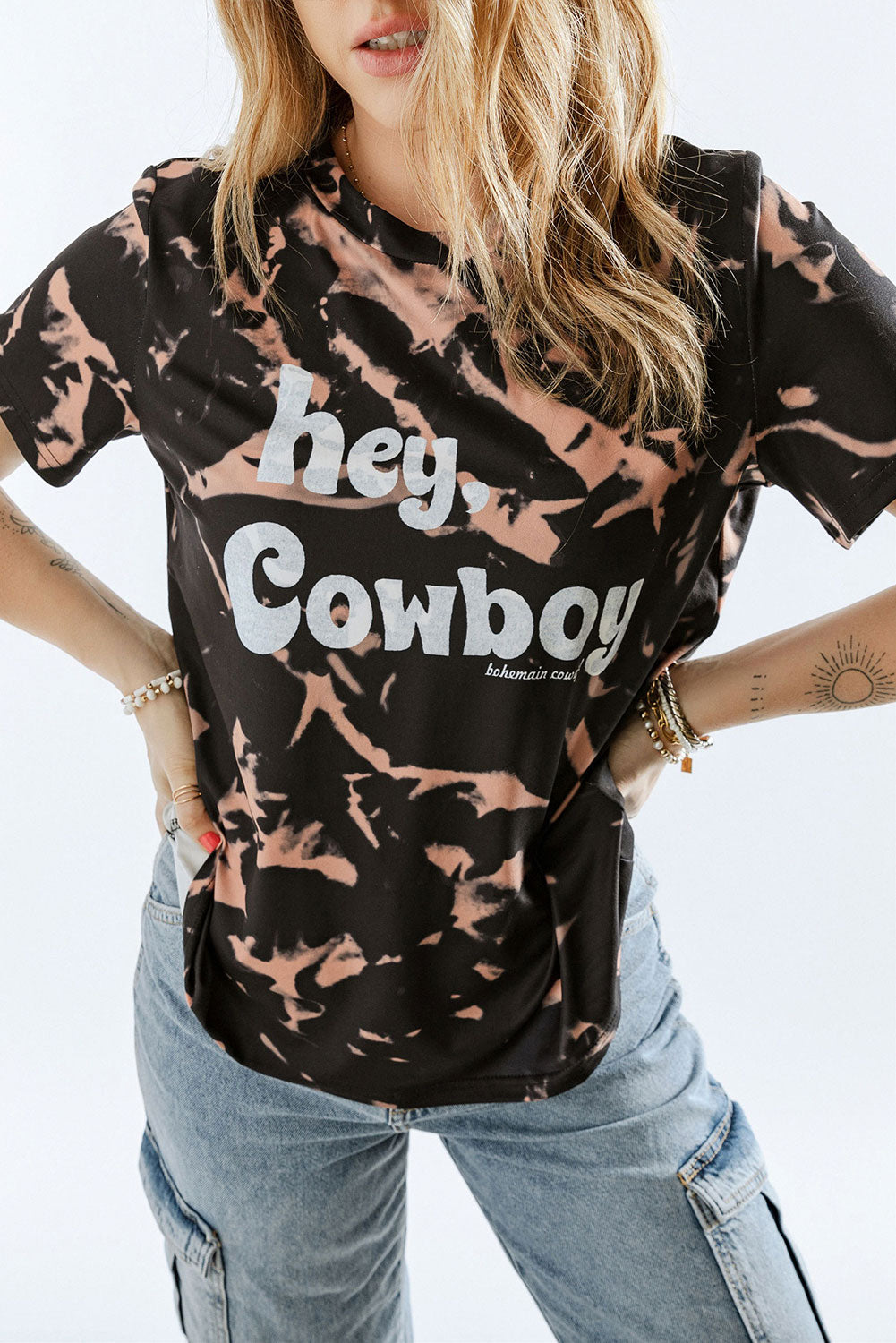 Schwarzes, kurzärmliges T-Shirt mit „Hey, Cowboy“-Tie-Dye-Print