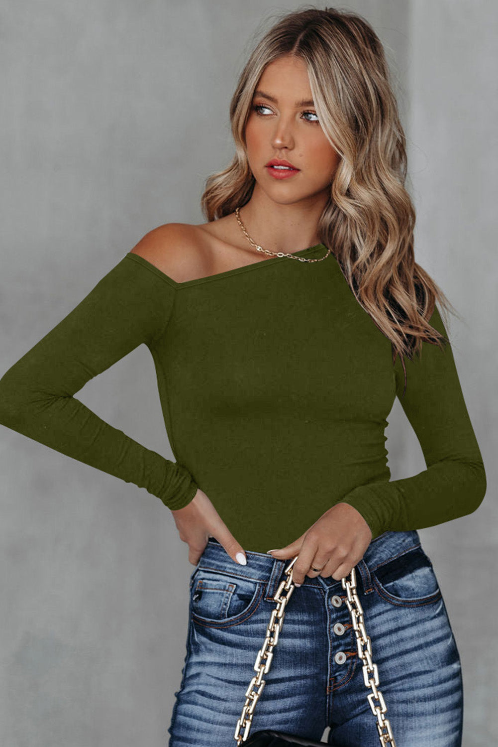Haut en tricot vert à manches longues et encolure asymétrique