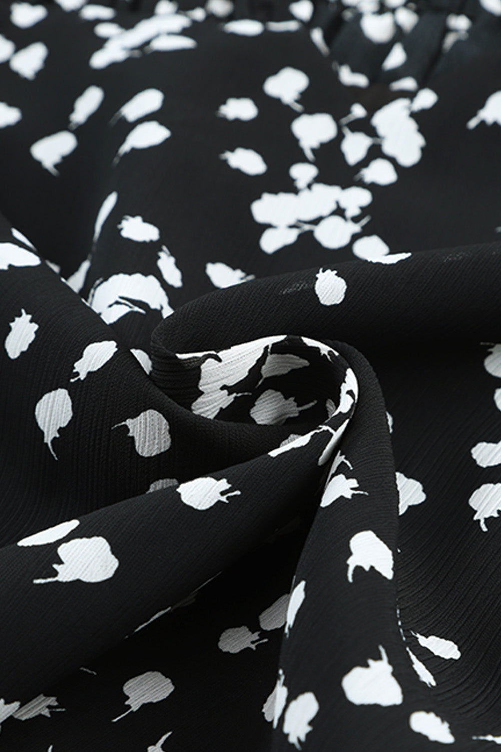 Schwarze, bedruckte, gekräuselte Bluse mit geschlitztem Ausschnitt