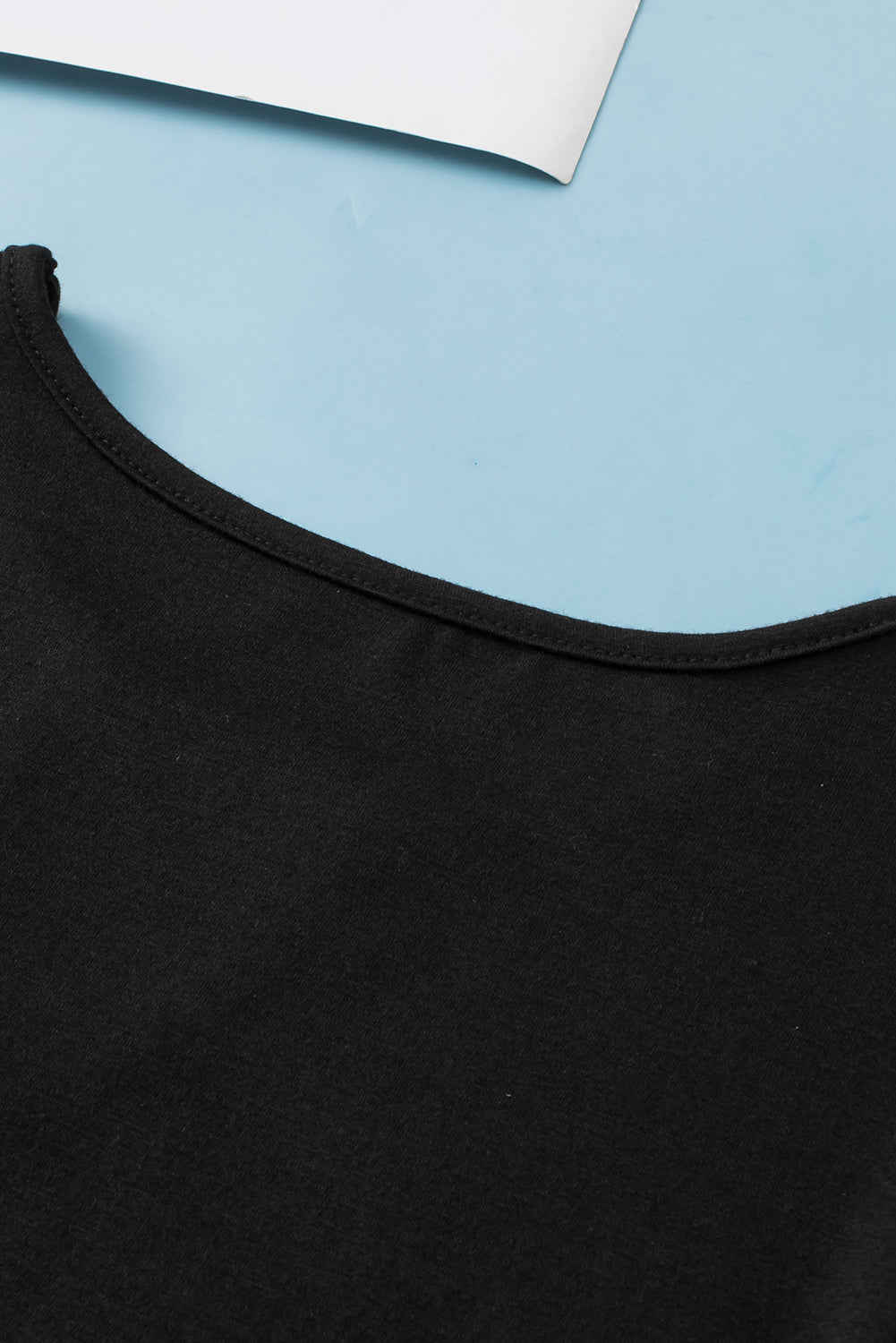Črna ozka majica s plafolastimi rokavi in ​​mrežastimi rokavi