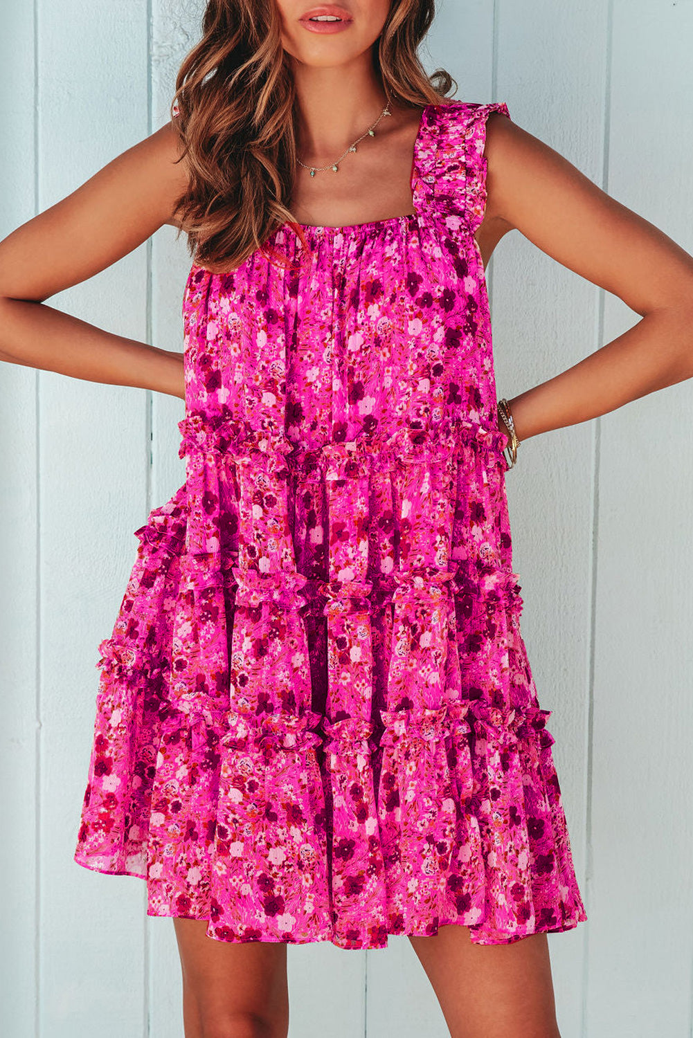 Mini-robe florale sans manches à col carré et volants à plusieurs niveaux rose