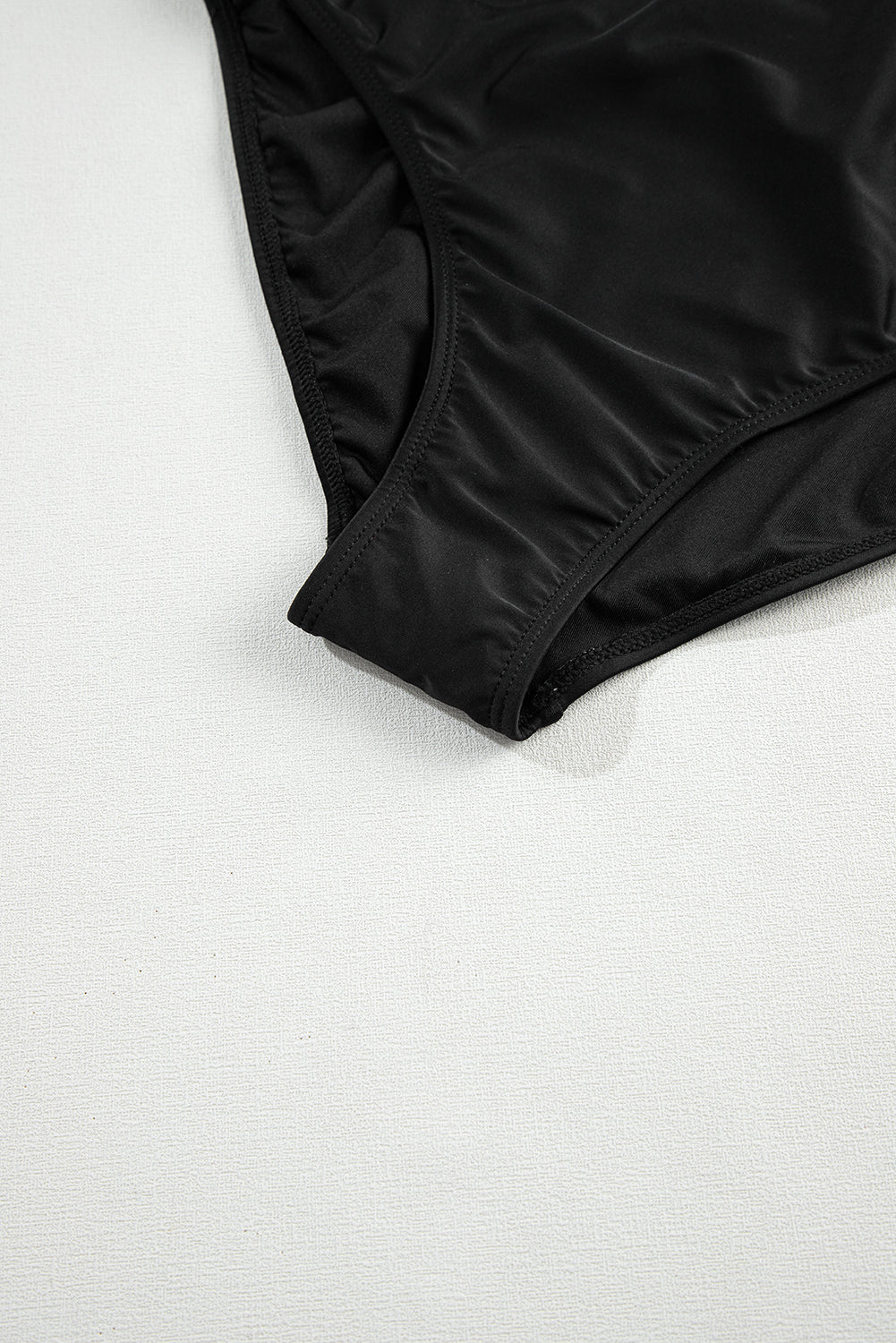 Costume da bagno tankini con orlo annodato in rete a righe nere