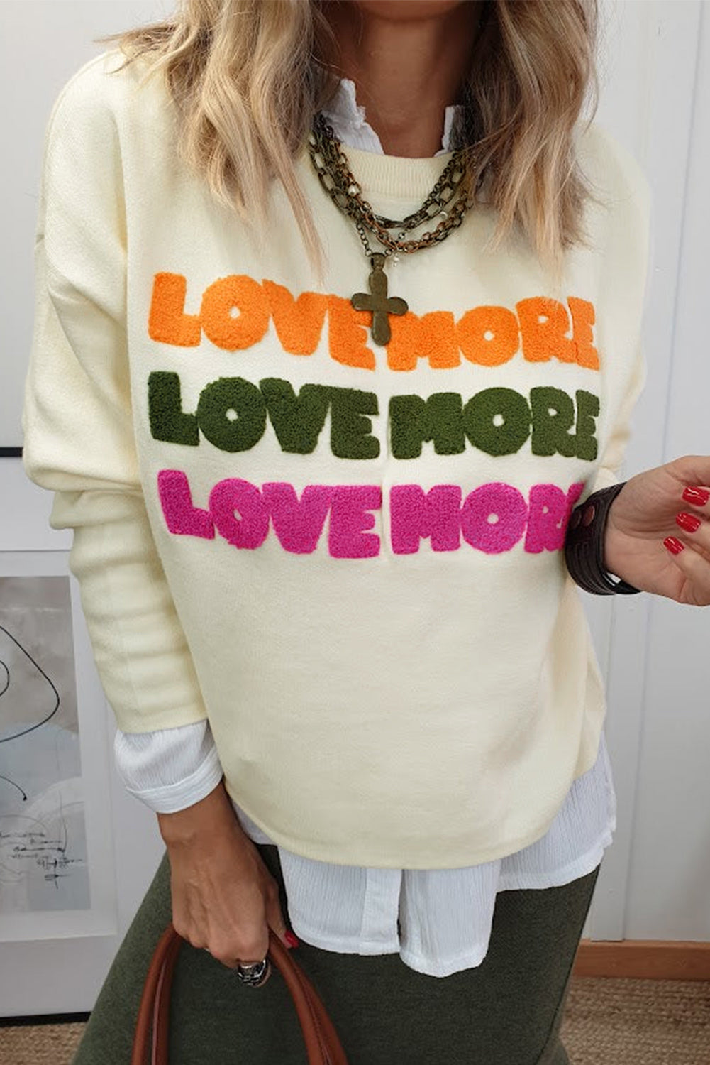 Weißes LOVE MORE Langarm-Sweatshirt mit Chenille-Grafik