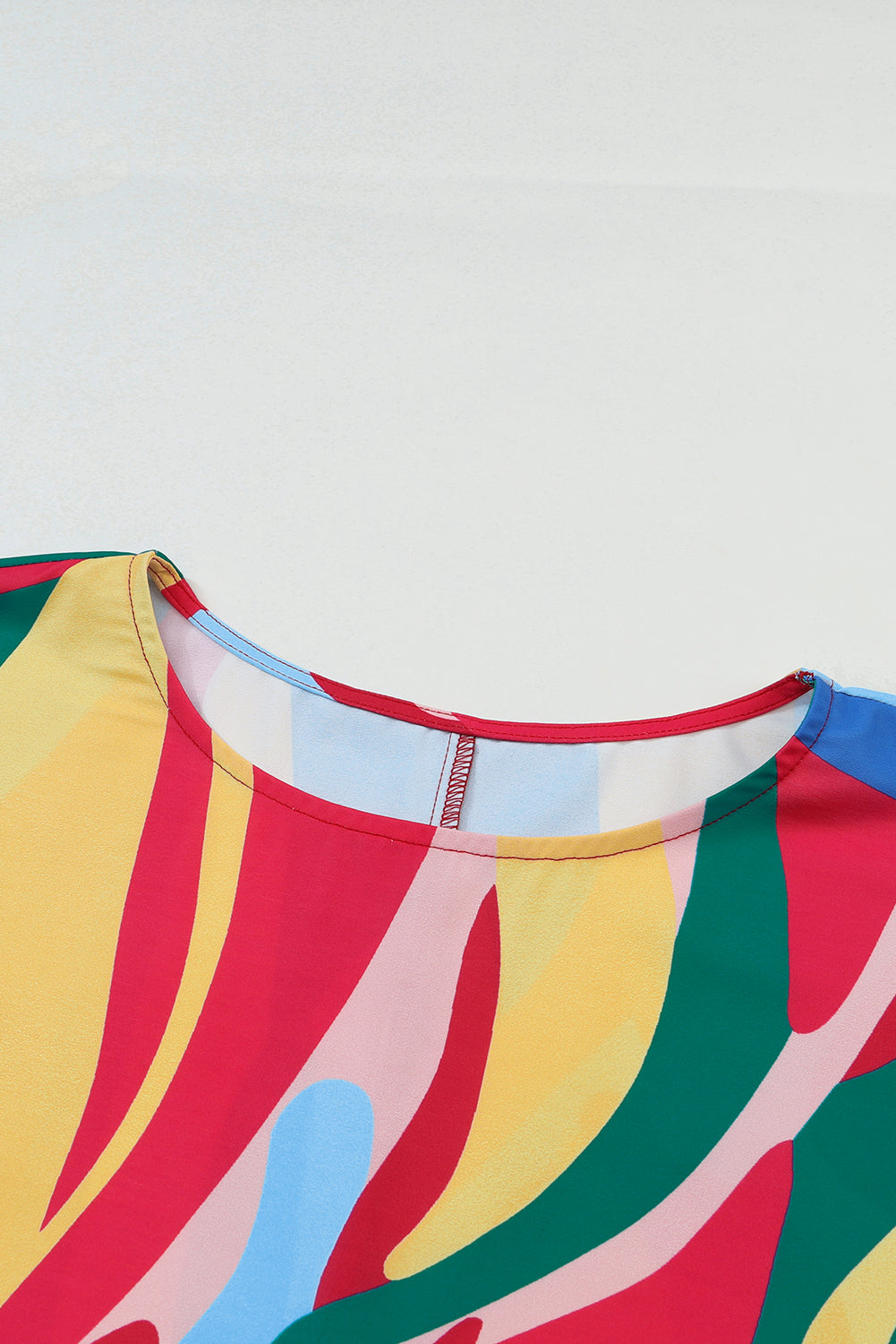 Večbarvna bluza z napihnjenimi rokavi z abstraktnim potiskom