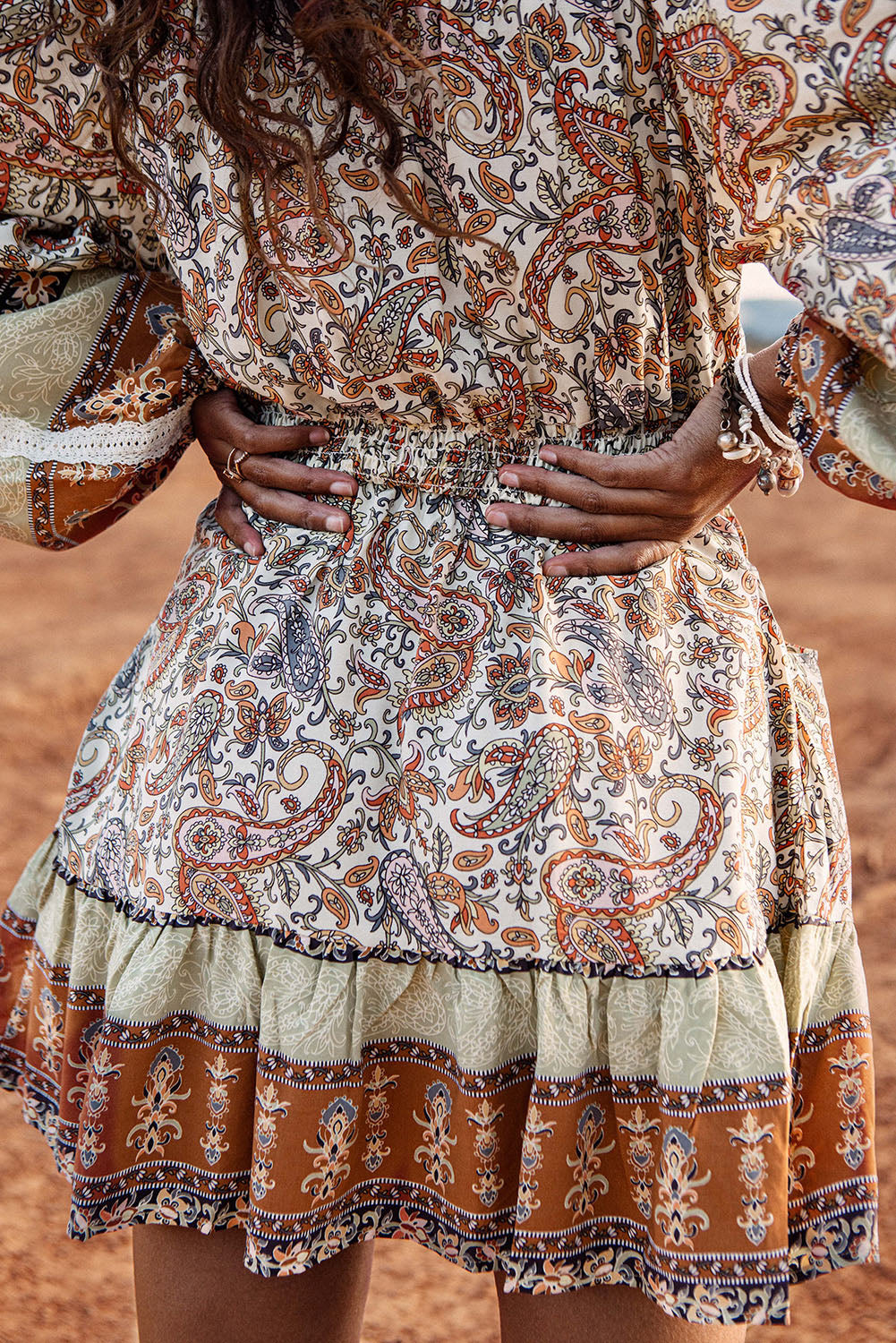 Višebojna čipkasta mini haljina s razdvojenim izrezom i naborima
