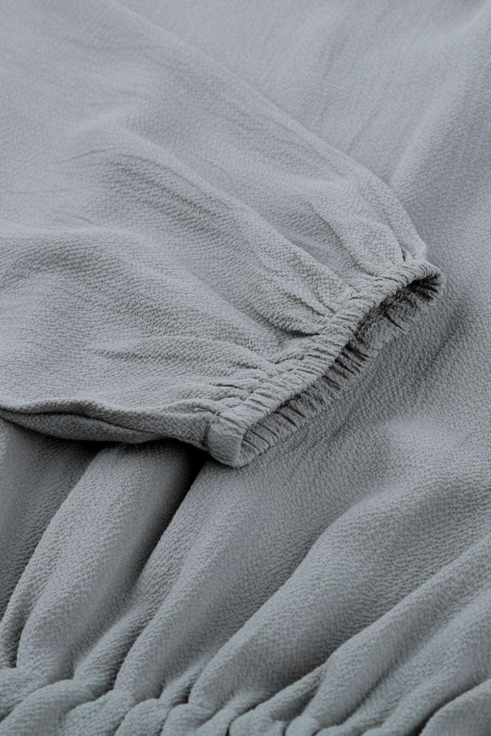 Siva večplastna mini obleka z dolgimi rokavi in ​​naborki v izrezu