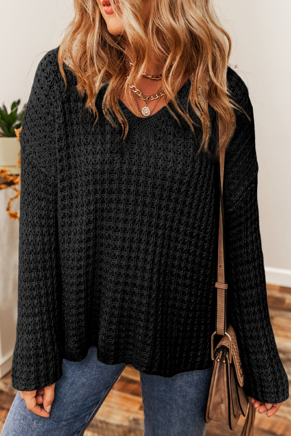 Črn izdolbljen kvačkan pulover z V izrezom