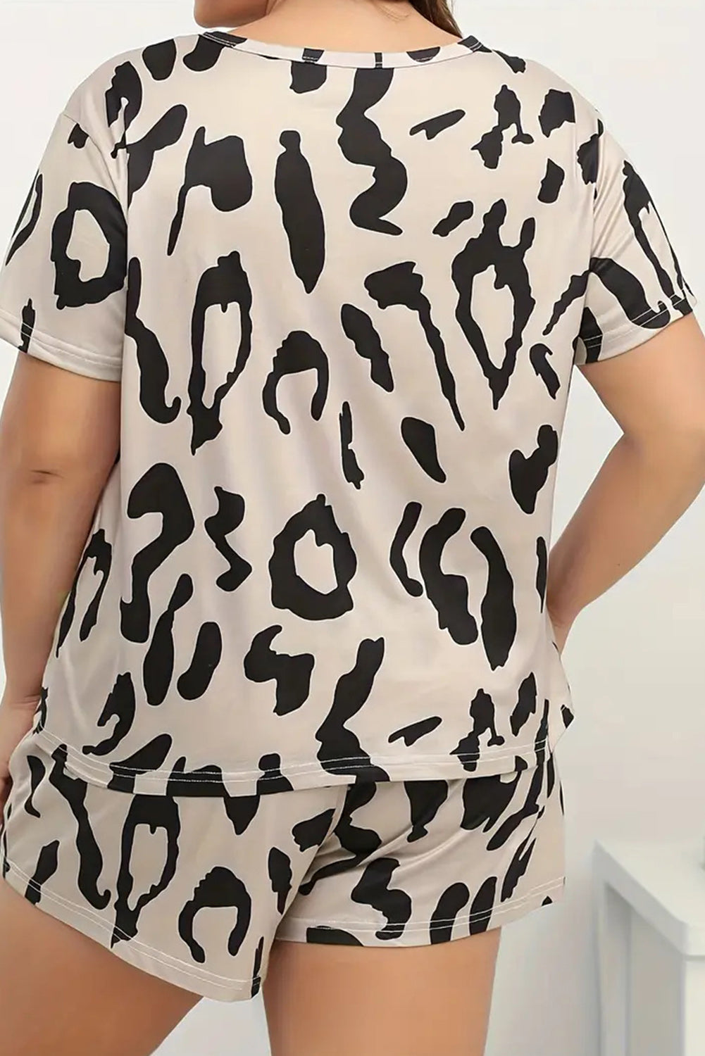 Komplet kratkih hlača s leopard majicom Simply Taupe velike veličine