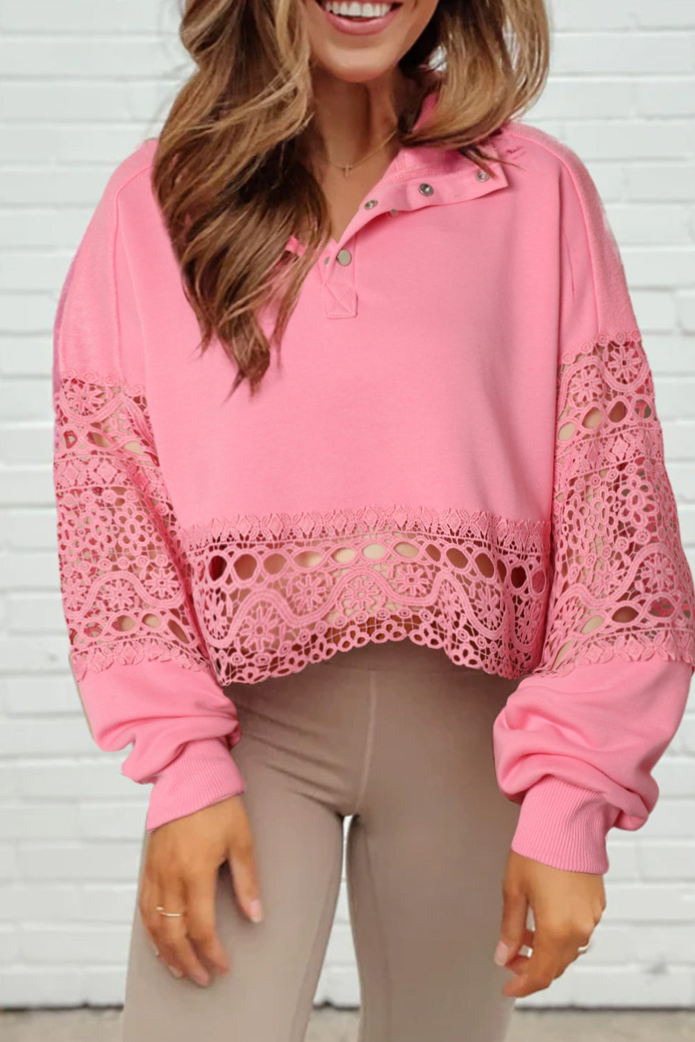 Roza skrajšan pulover z izdolbeno čipko