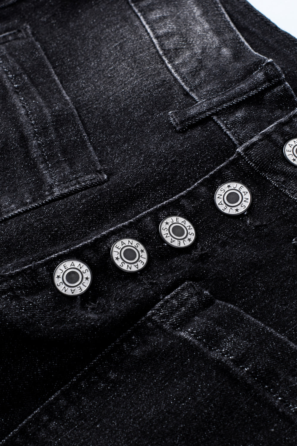Hellblaue Skinny-Jeans mit Knopfleiste und Taschen
