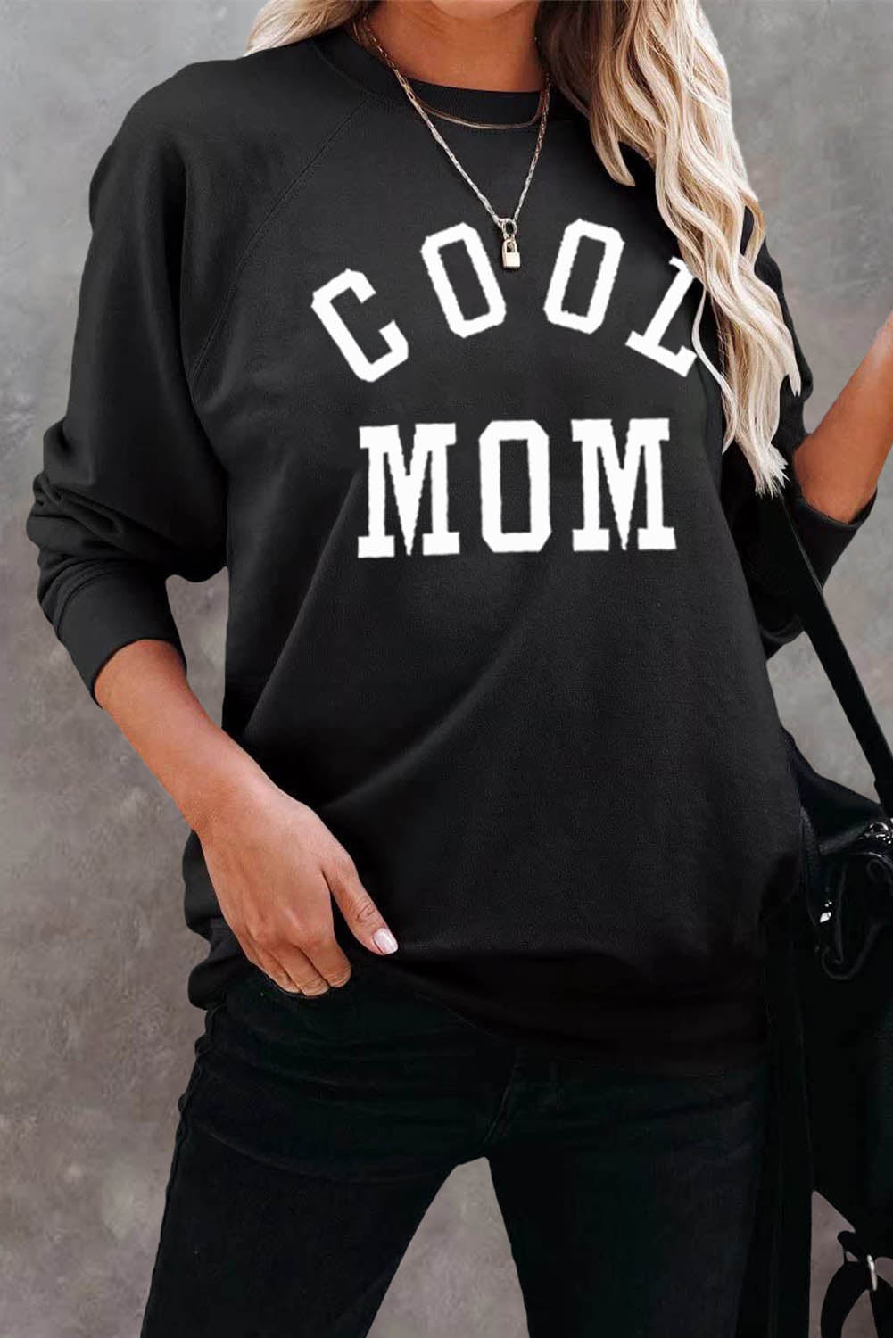 Crna COOL MOM majica s okruglim izrezom s printom