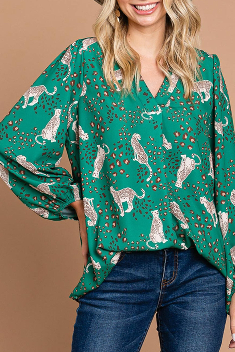 Grüne, fließende Bluse mit Gepardenmuster und V-Ausschnitt