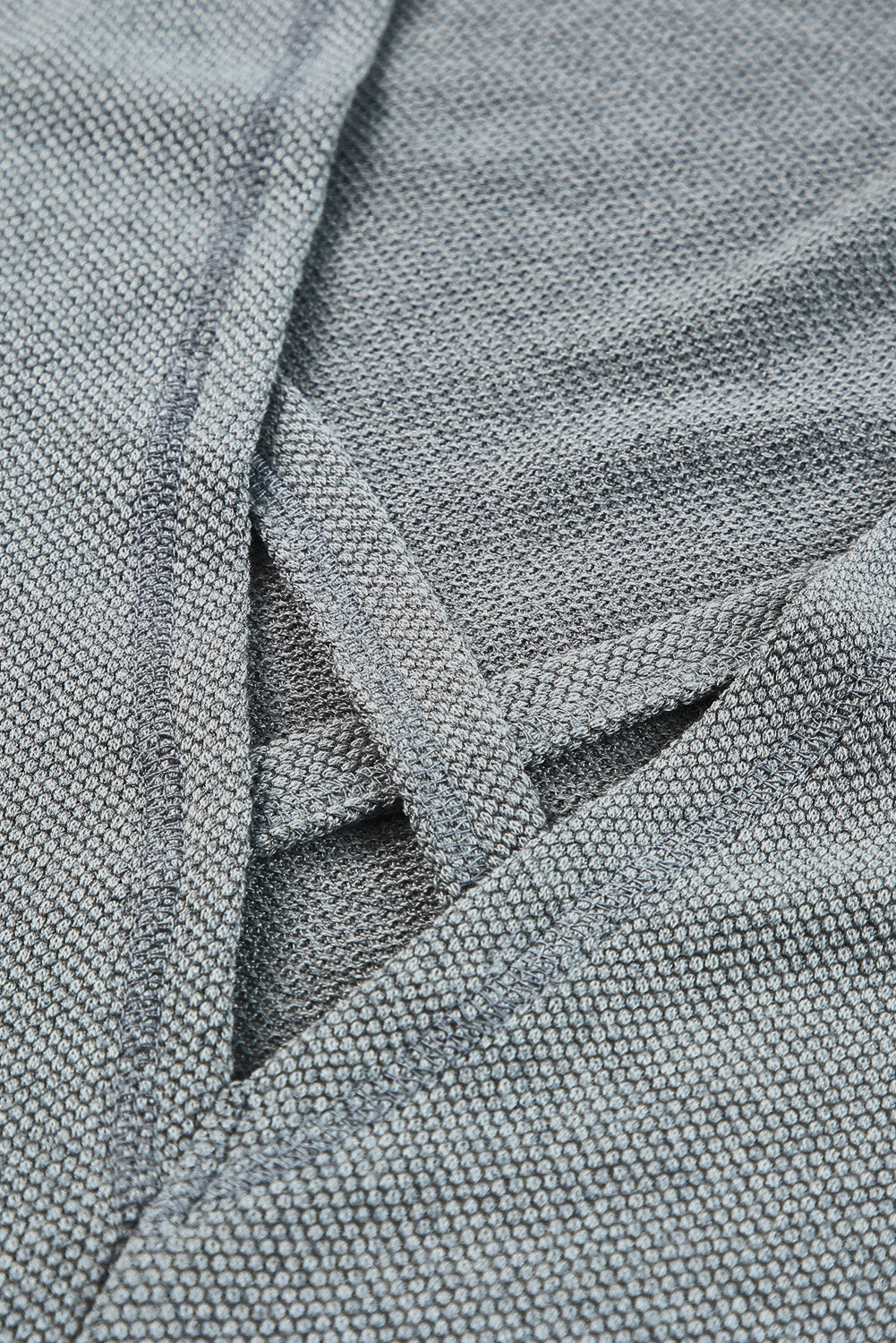 Robe grise sans manches en tricot à découpes dans le dos entrecroisé