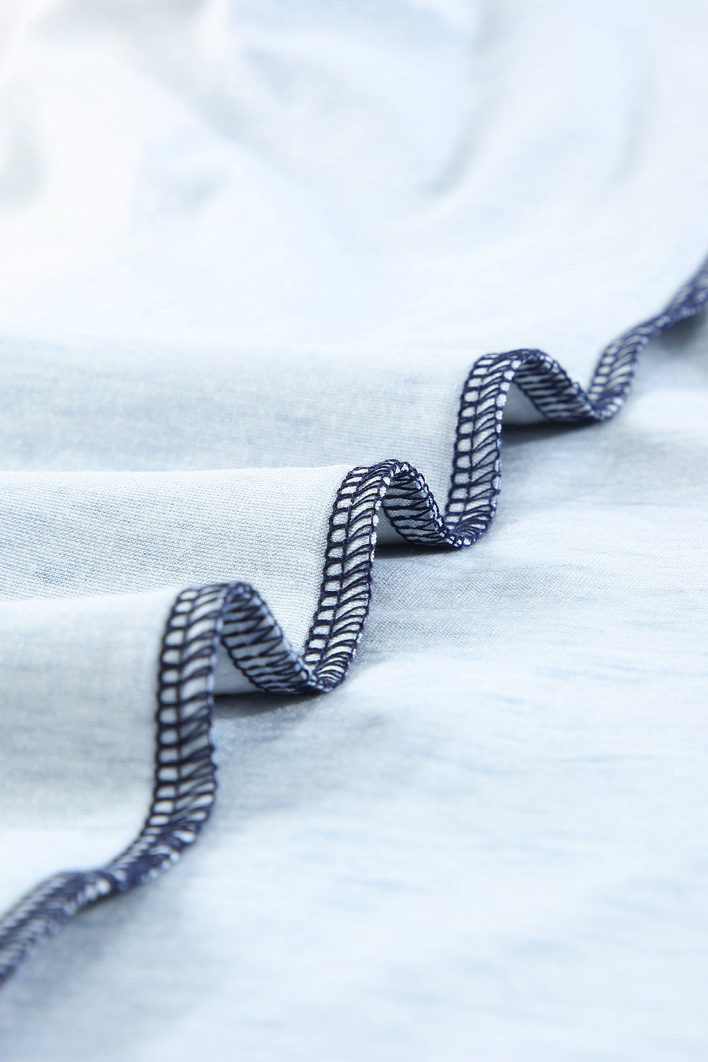 T-shirt bleu marine à manches courtes et col rond teint par nœuds