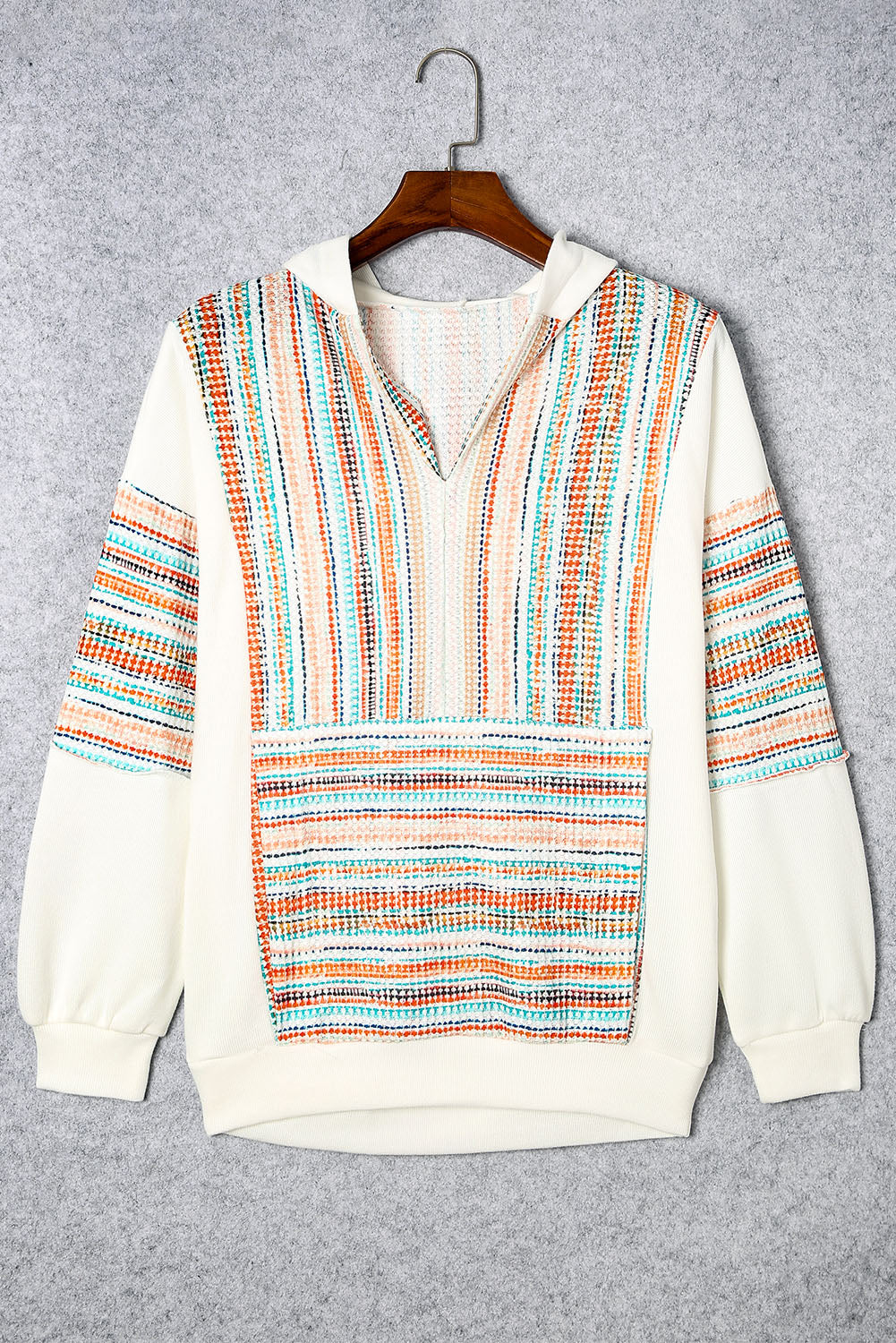 Večbarvni črtasti pleten pulover s kapuco v obliki patchwork z v-izrezom