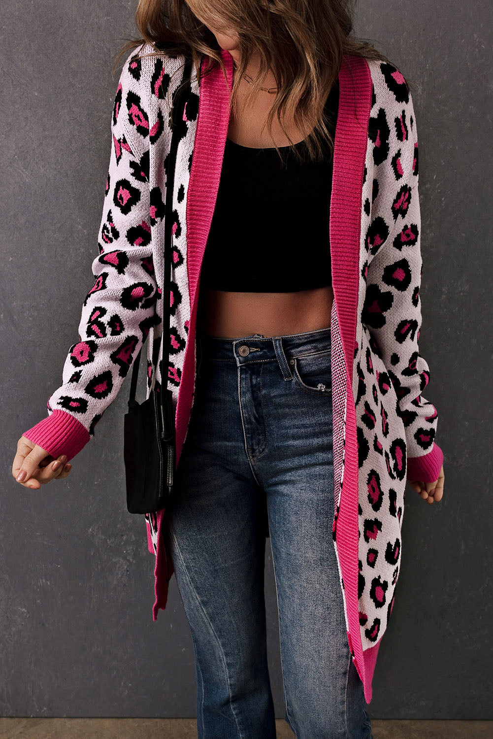 Cardigan long tricoté à bordure côtelée et imprimé léopard rose, ouvert sur le devant
