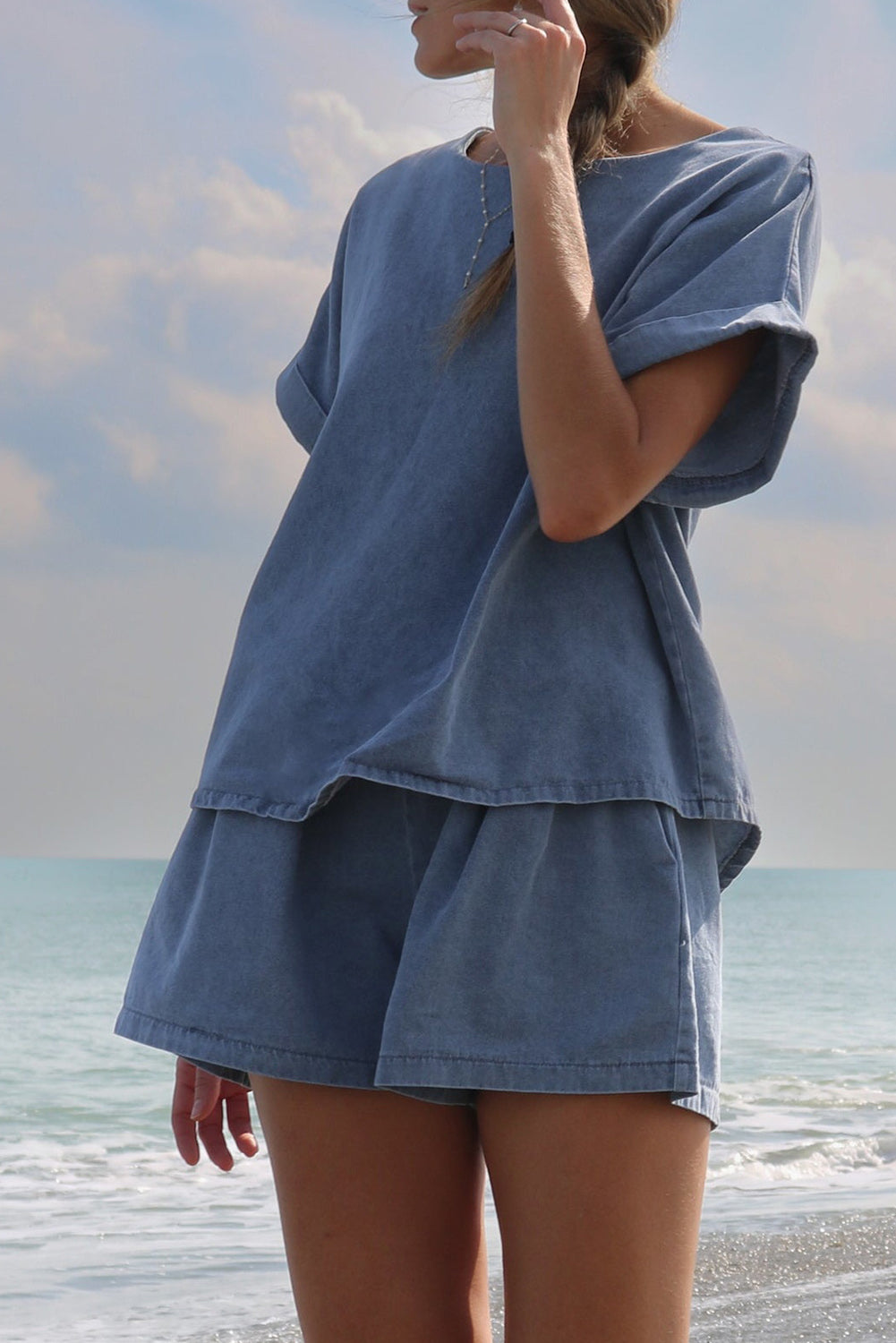 Hellblaues Denim-T-Shirt mit elastischen Shorts und Bündchen an den Ärmeln
