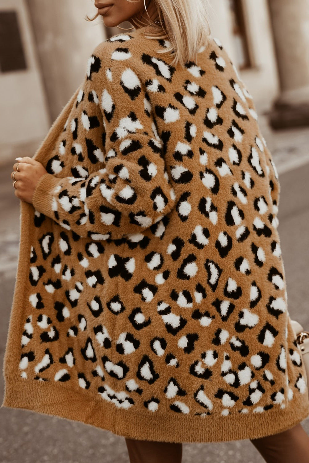Rjava krznena jopica z leopardjim vzorcem