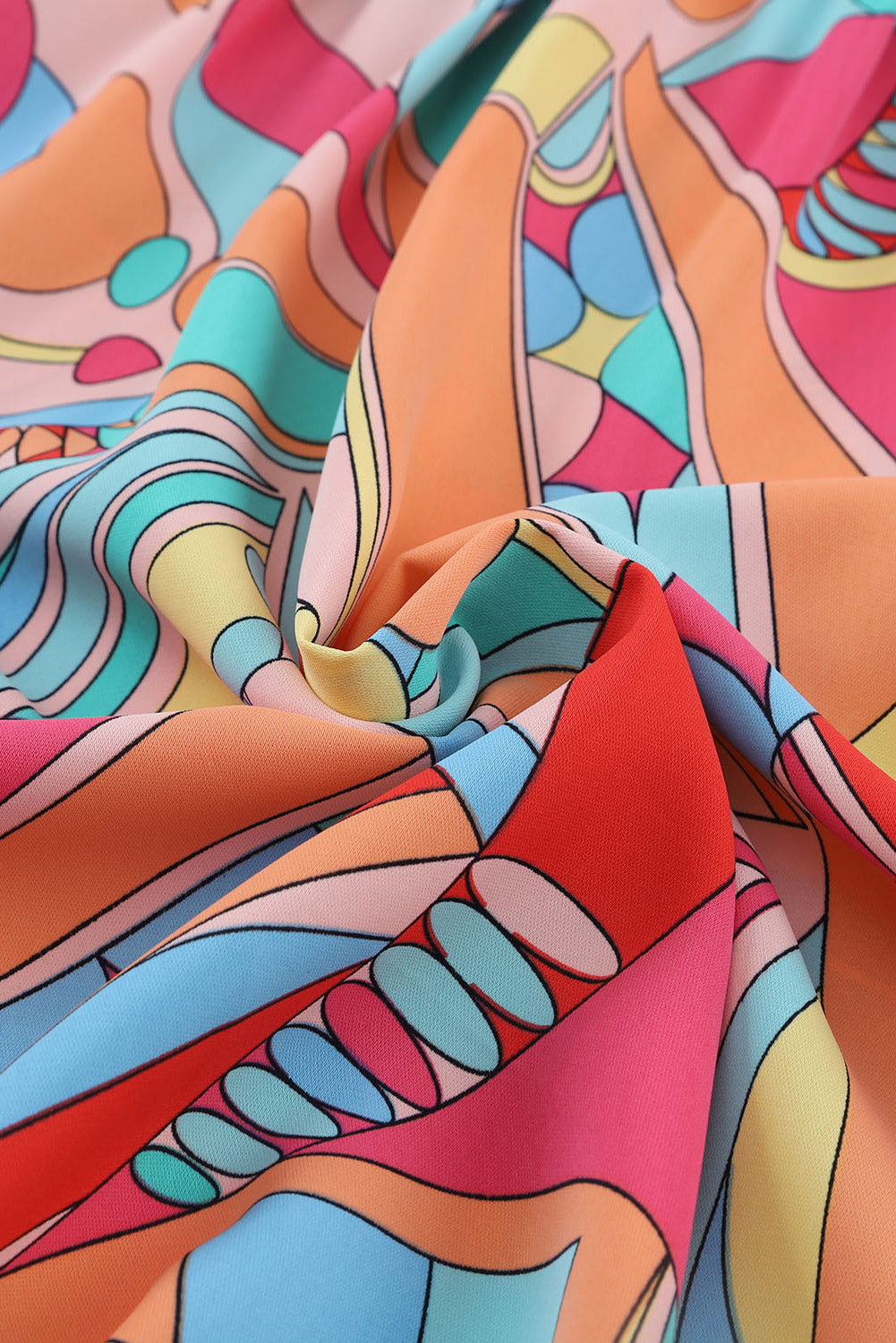 Ohlapna srajca z večbarvnim vzorcem abstraktne geometrije in polnapihnjenimi rokavi