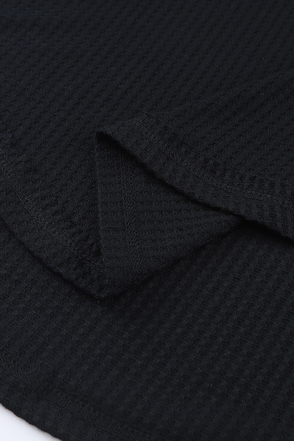 Schwarzes, lockeres Oberteil aus Waffelstrick mit tief angesetzter Schulterpartie