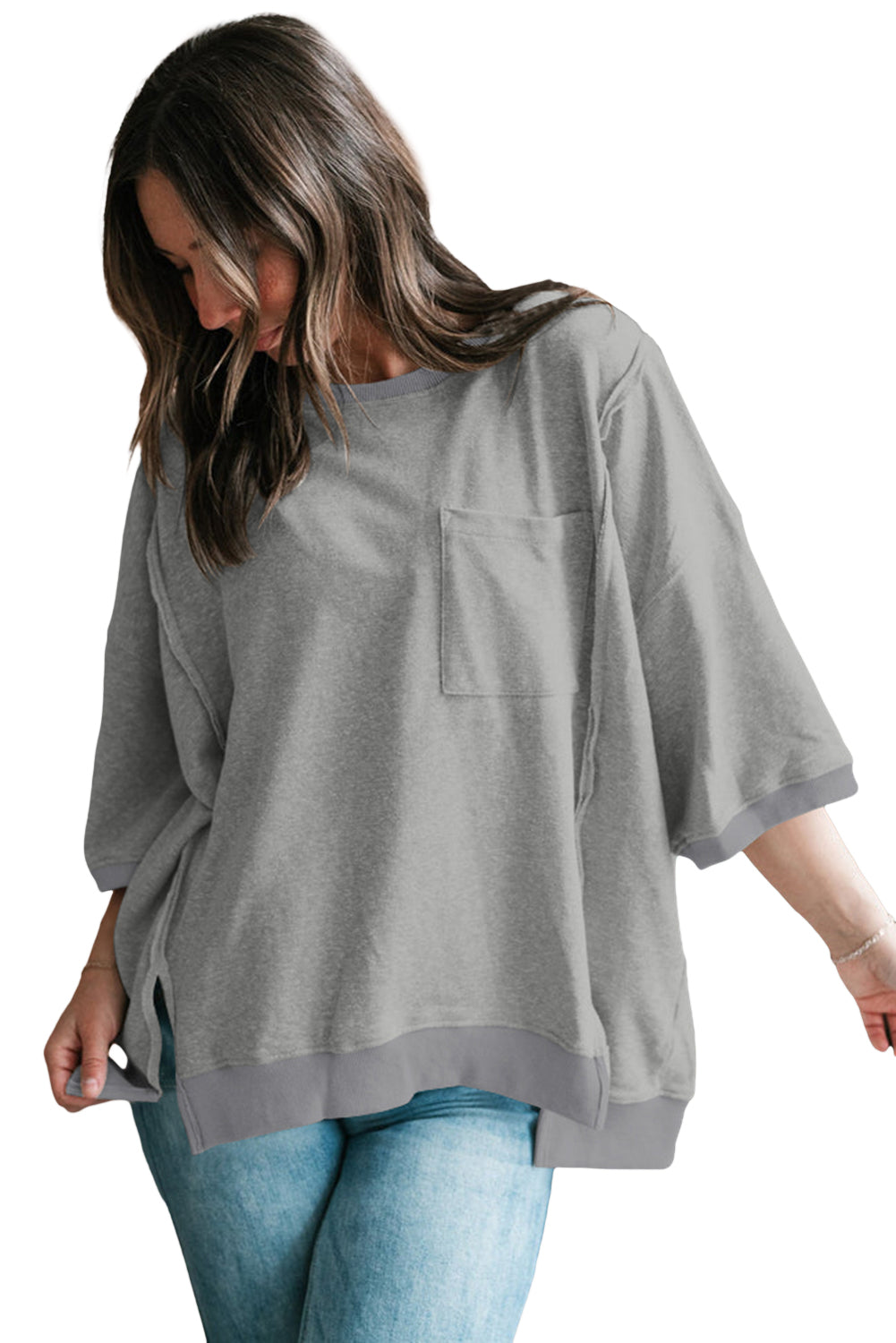 Svijetlo siva široka široka majica s otkrivenim šavovima i džepovima na prsima