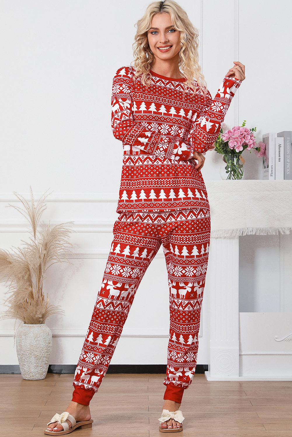 Ognjeno rdeči pulover v obliki severnih jelenčkov božičnega drevesa in salonski komplet hlač