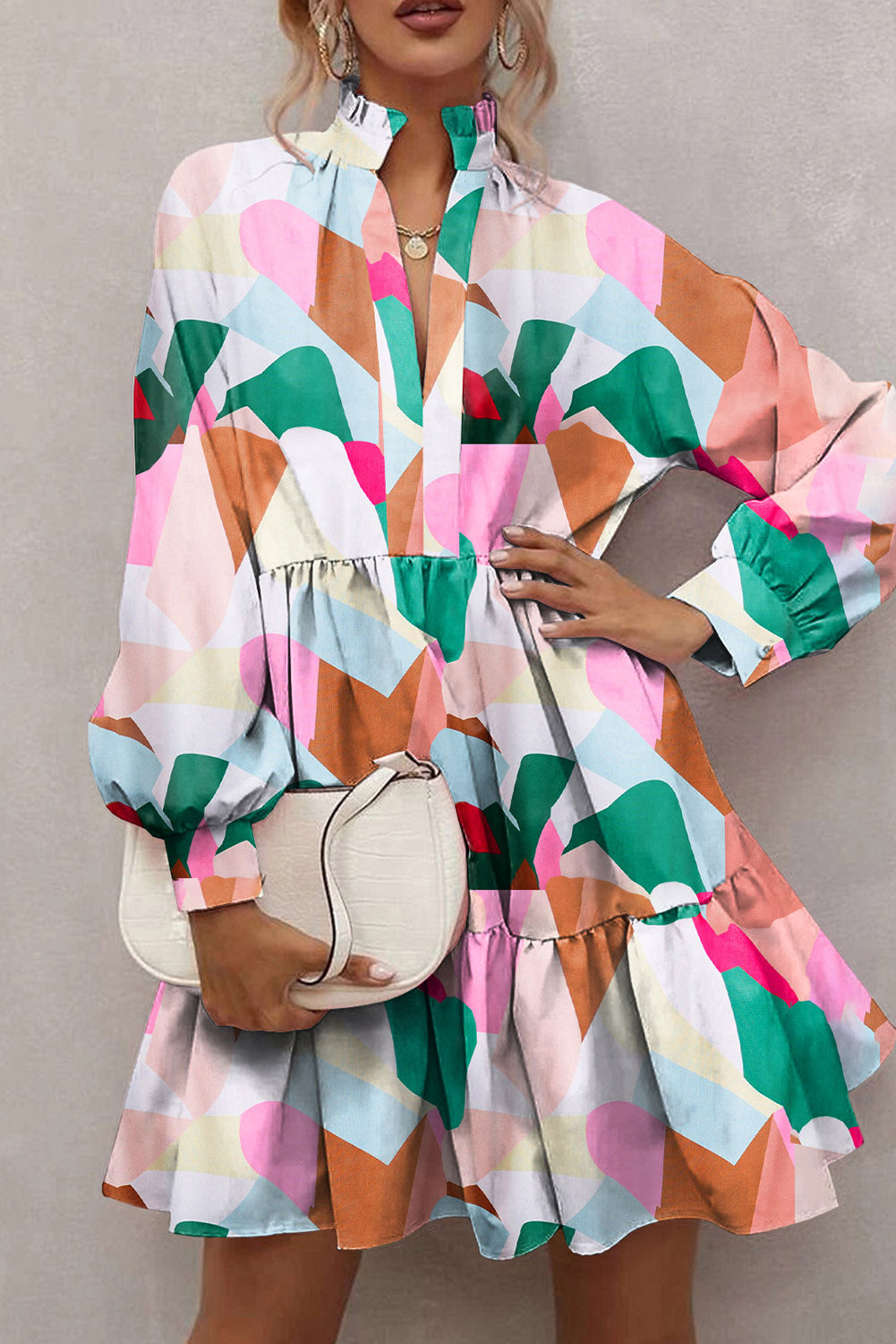 Mehrfarbiges Kleid mit geometrischem Muster, Stehkragen, Ballonärmeln und Rüschen