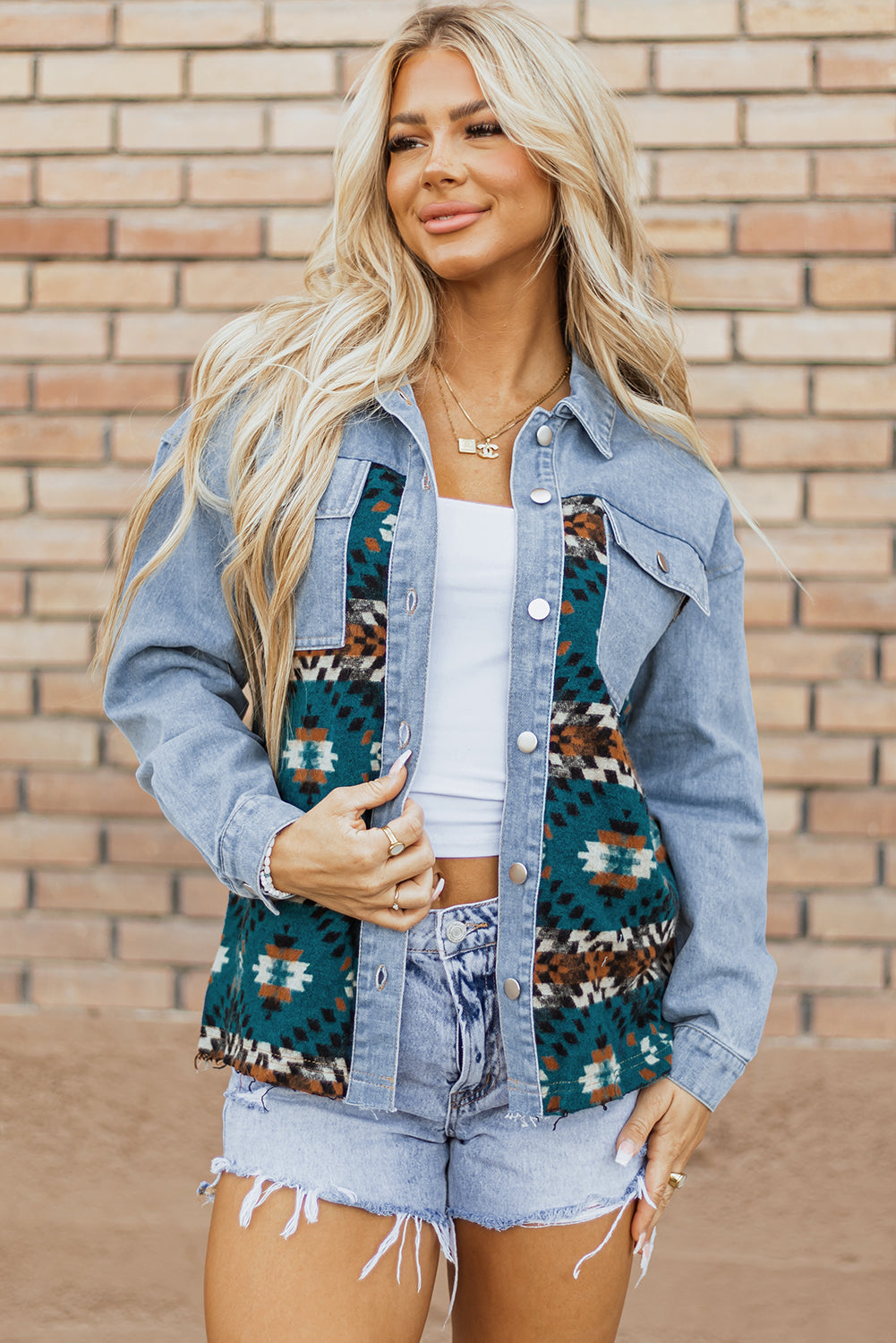 Blaue Jeansjacke mit Azteken-Print