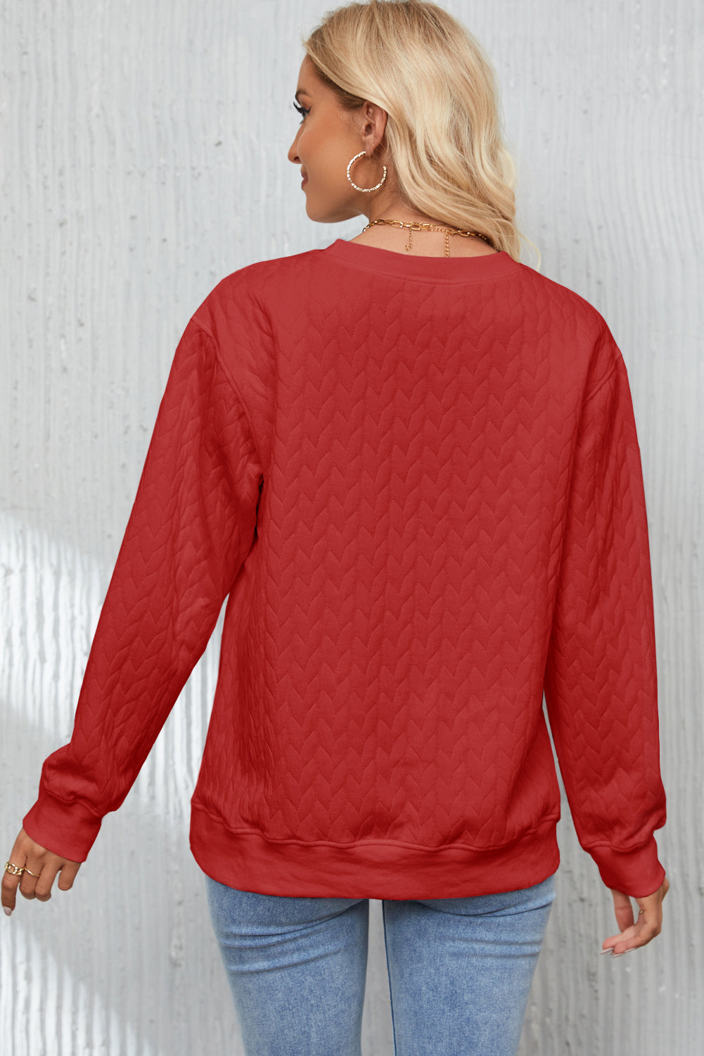 Pulover z izvezeno teksturo iz ženiljske barve Racing Red Heart XOXO