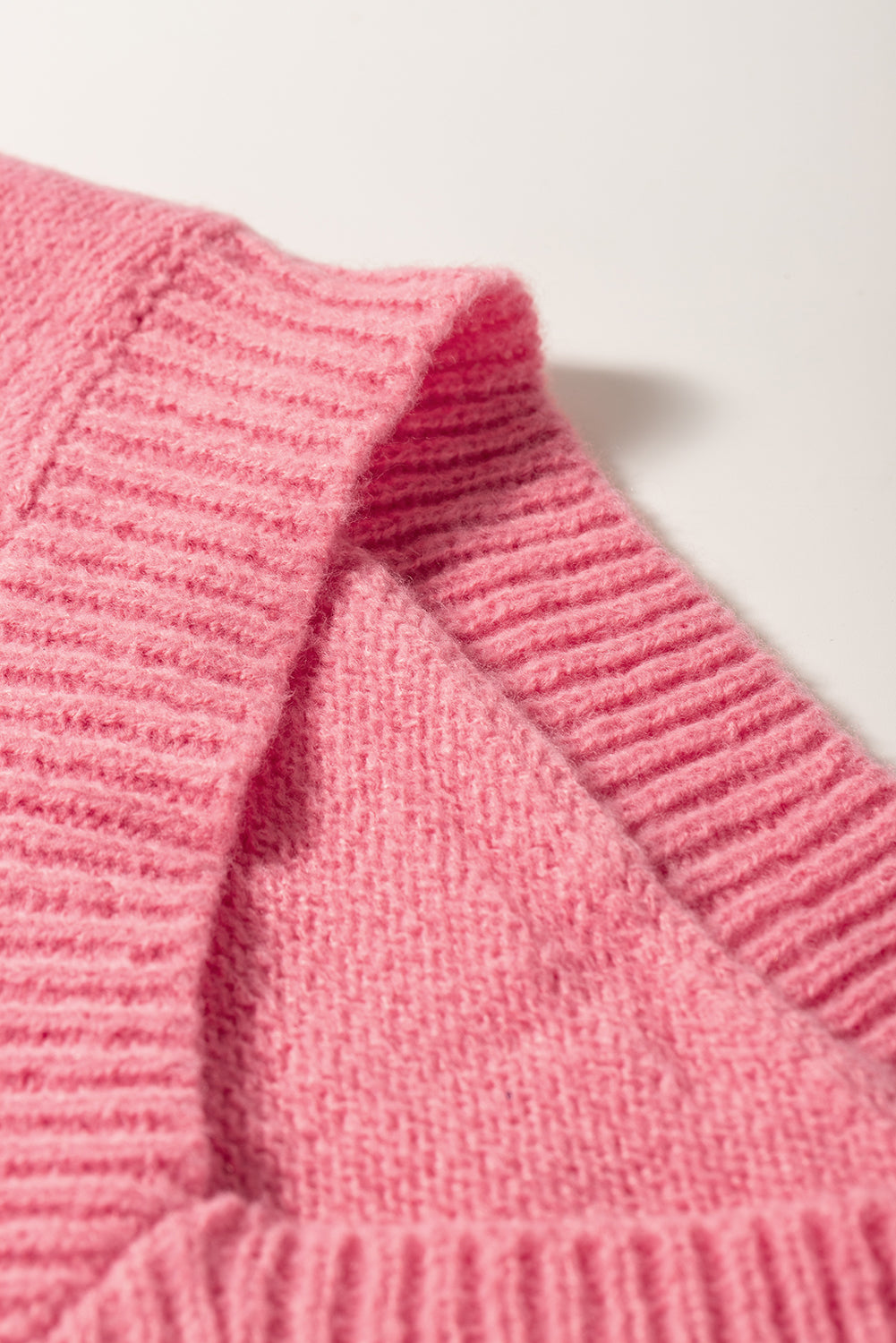 Rožnat širok pulover z resicami in v-izrezom