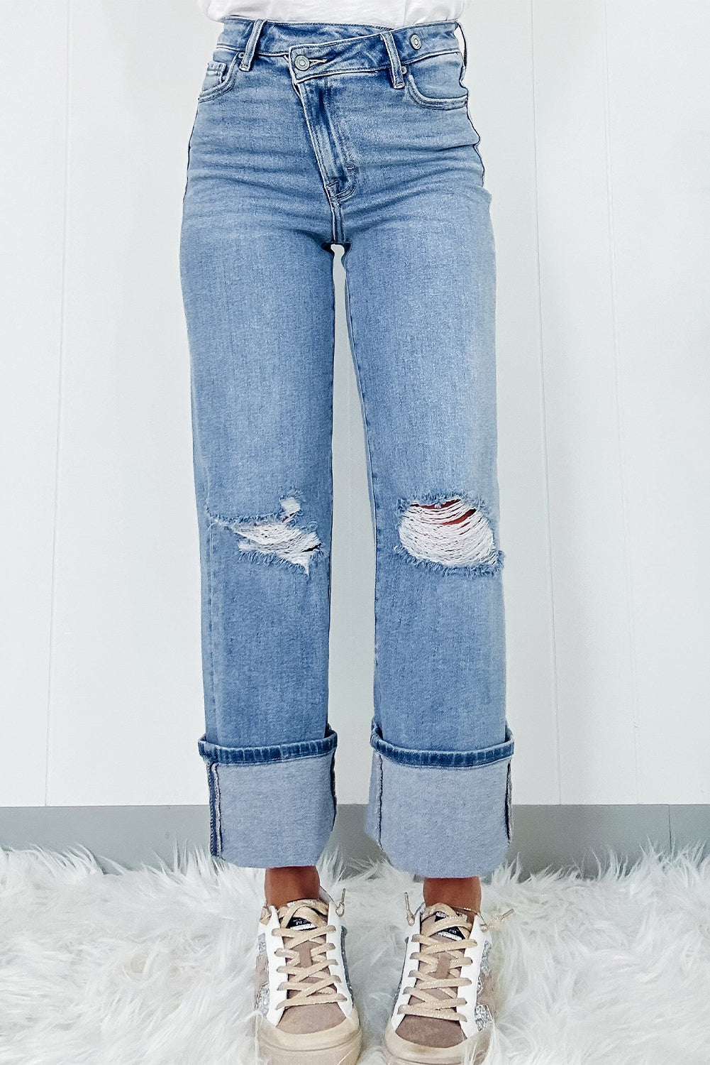 Jeans strappati con zip e bottoni asimmetrici a vita alta blu scuro