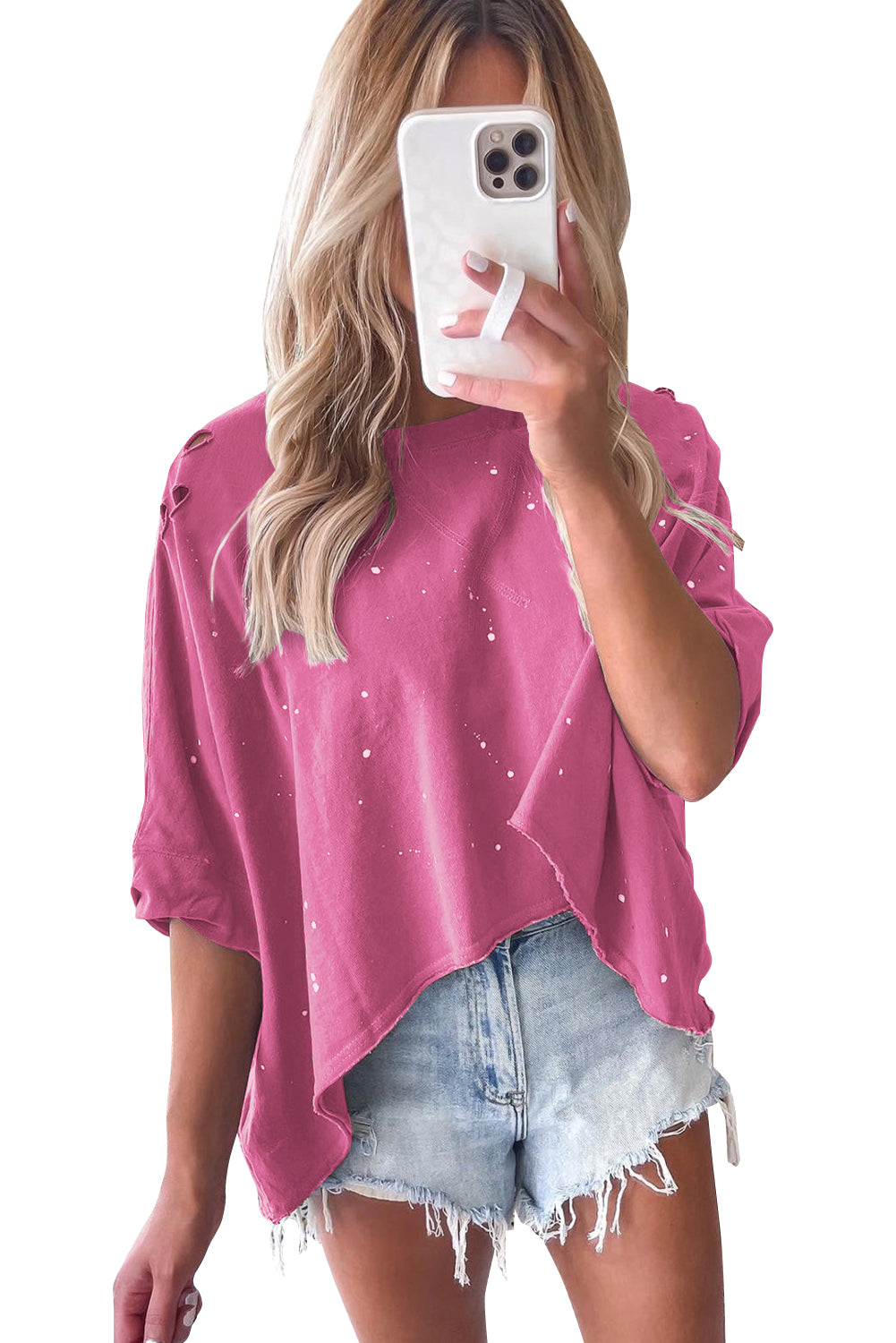 Rožnata majica s kratkimi rokavi z beljenim asimetričnim robom v stiski