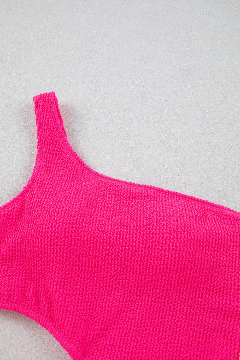 Svijetlo ružičasti monokini jednobojne teksture s izrezom na jedno rame