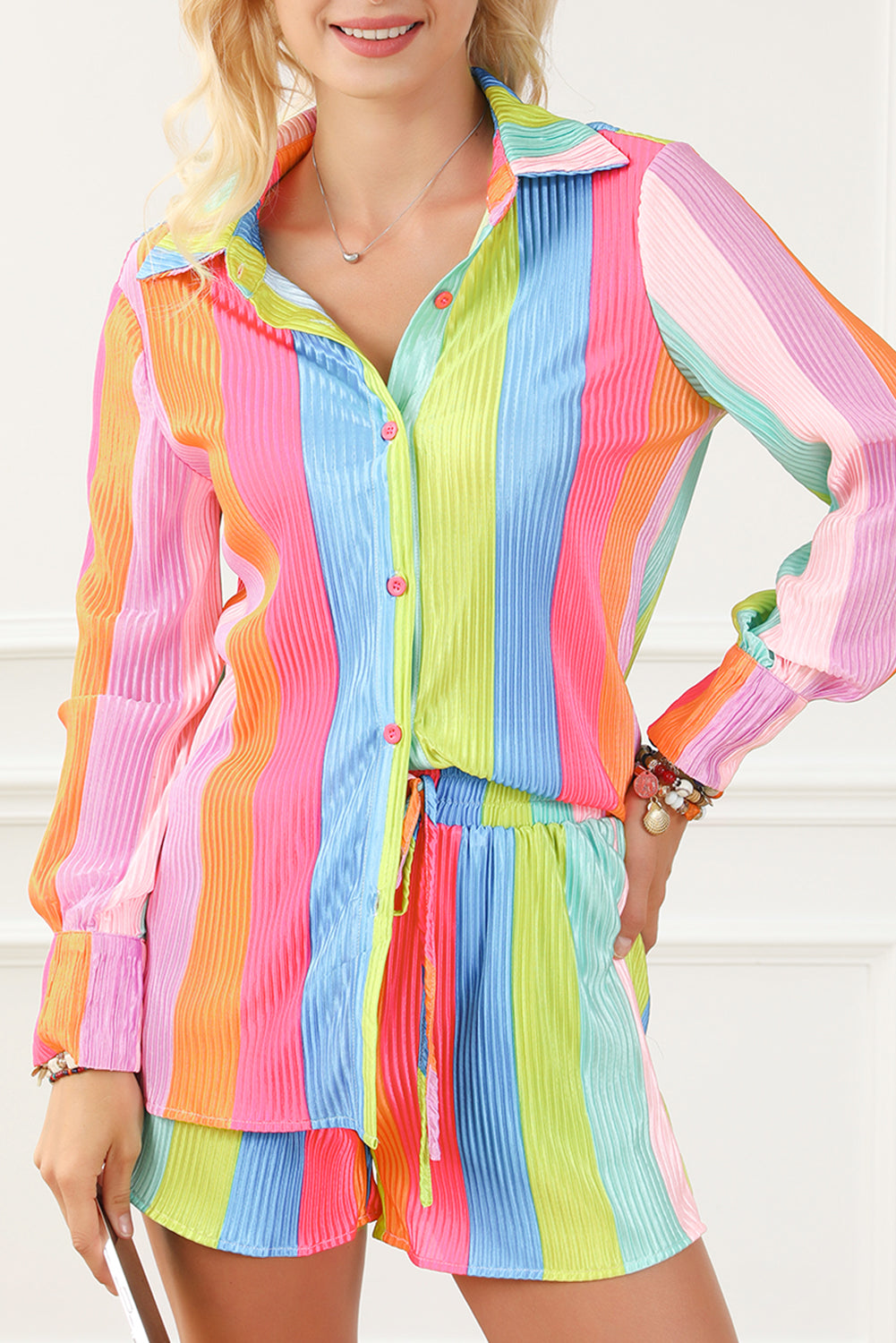 Completo con camicia e pantaloncini increspati a righe arcobaleno multicolori