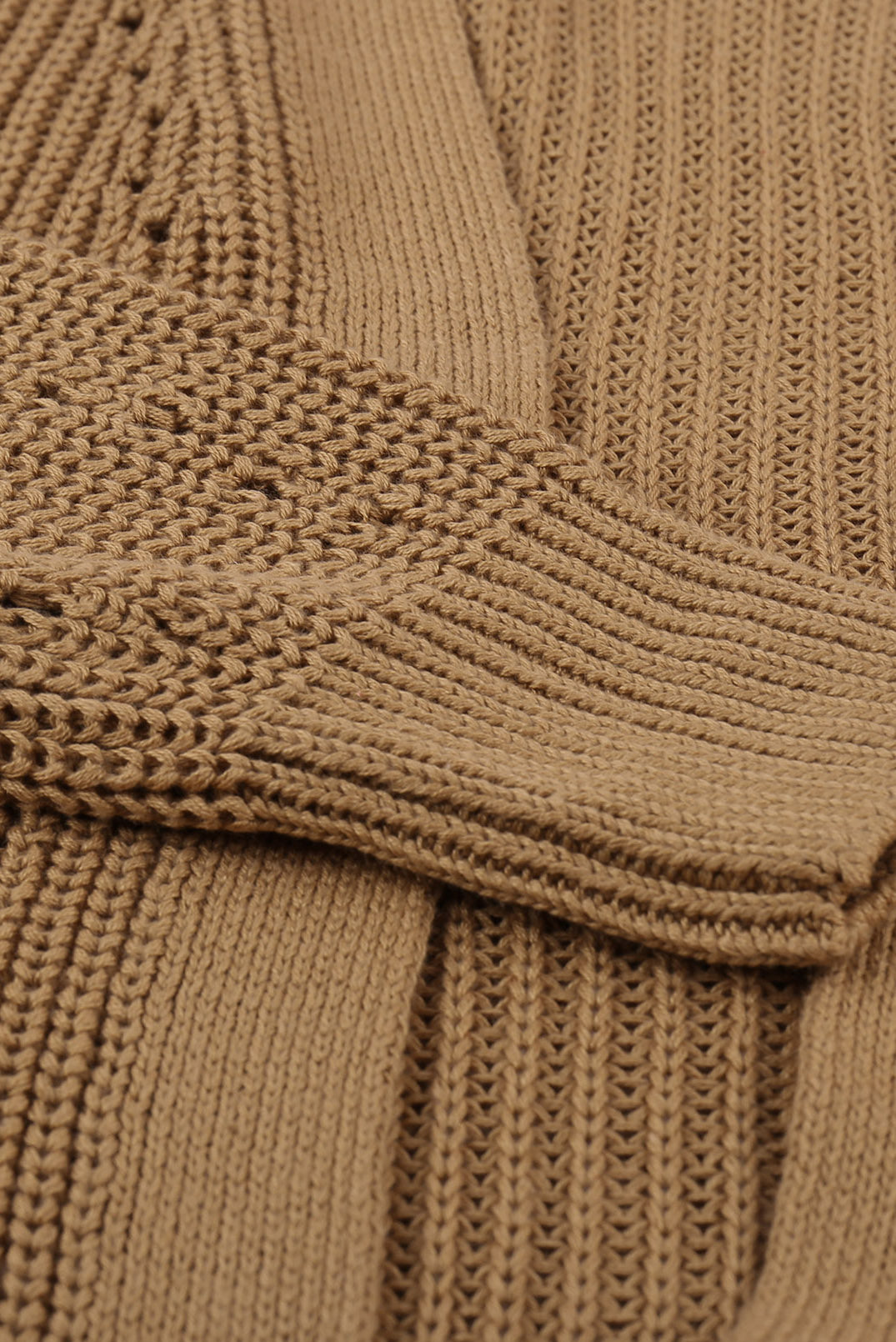 Cardigan in maglia a trecce con maniche lunghe color albicocca con spacchi