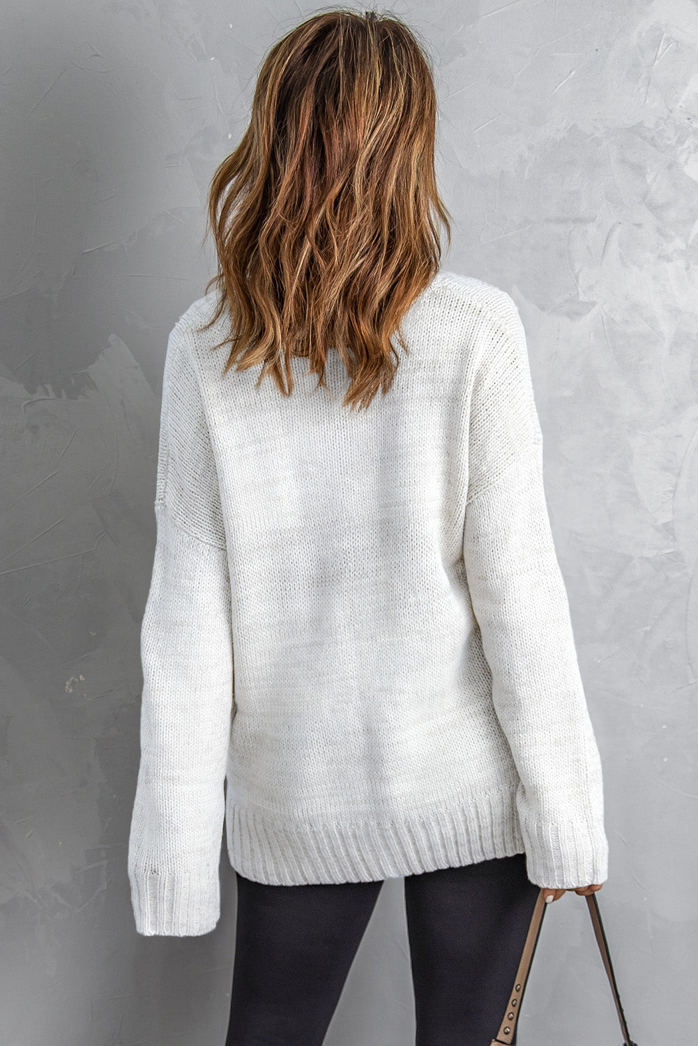 Bijeli pleteni pulover s V izrezom na spuštena ramena